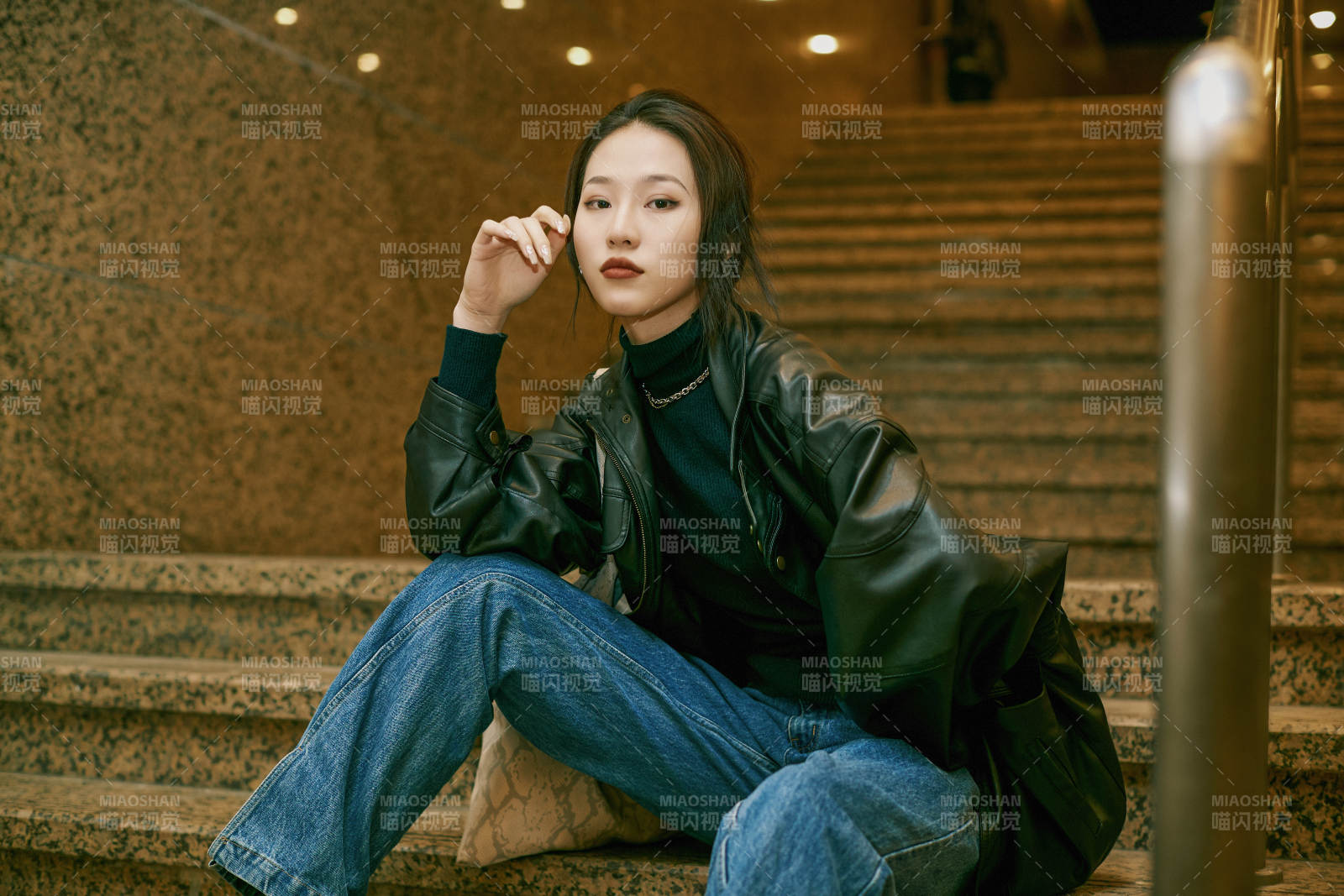 夜晚地下通道内停留的美丽少女