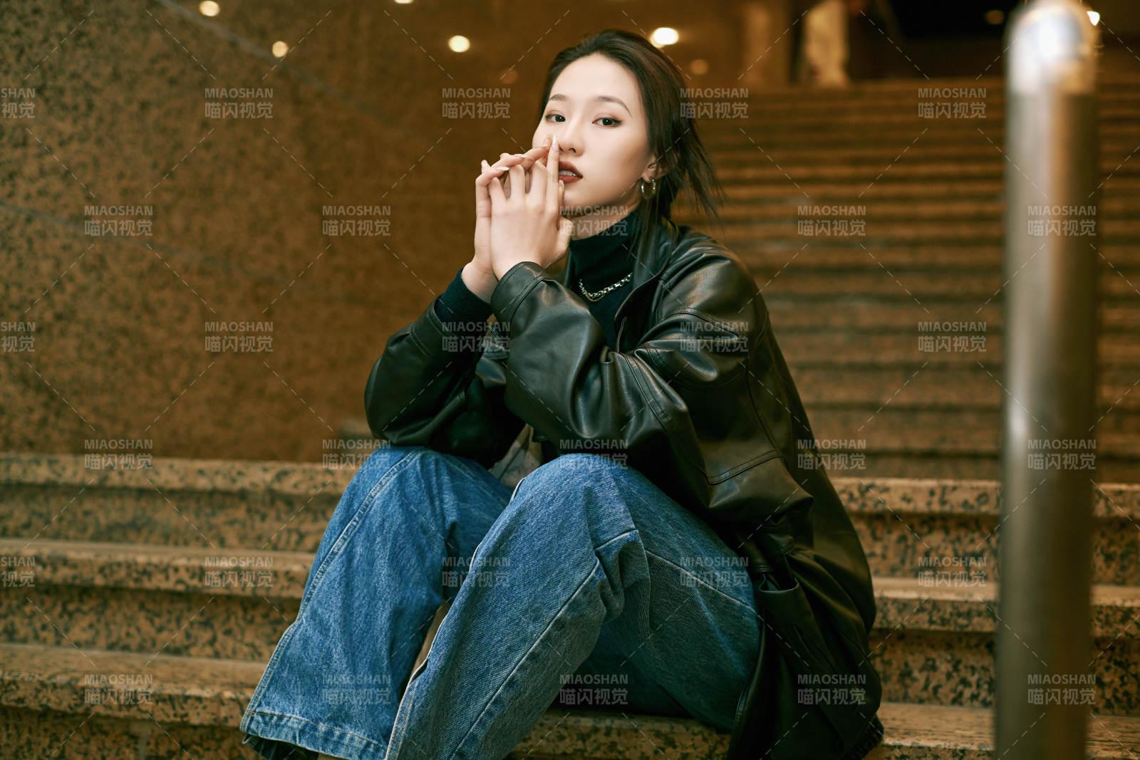 夜晚地下通道內停留的美麗少女