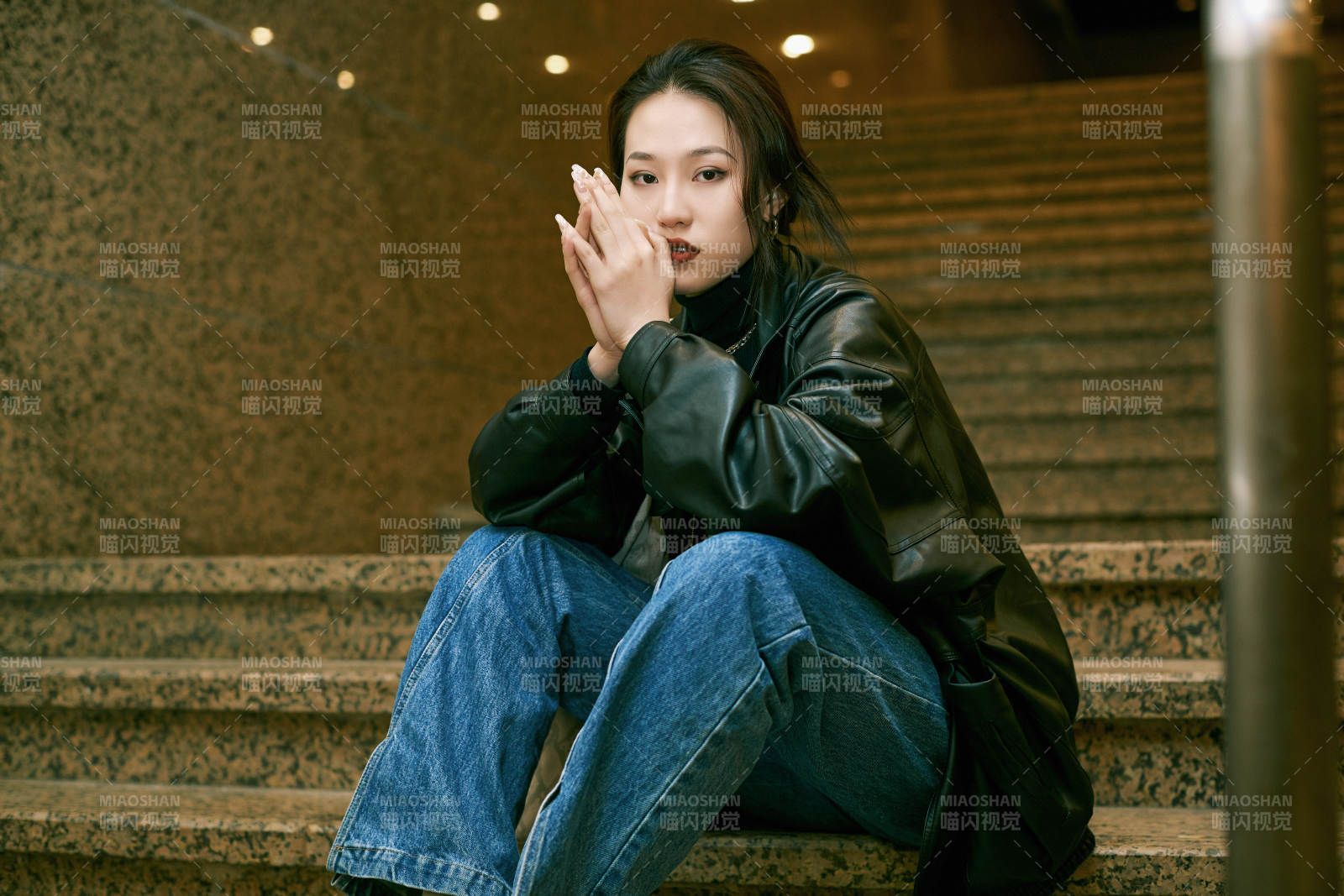 夜晚地下通道內停留的美麗少女