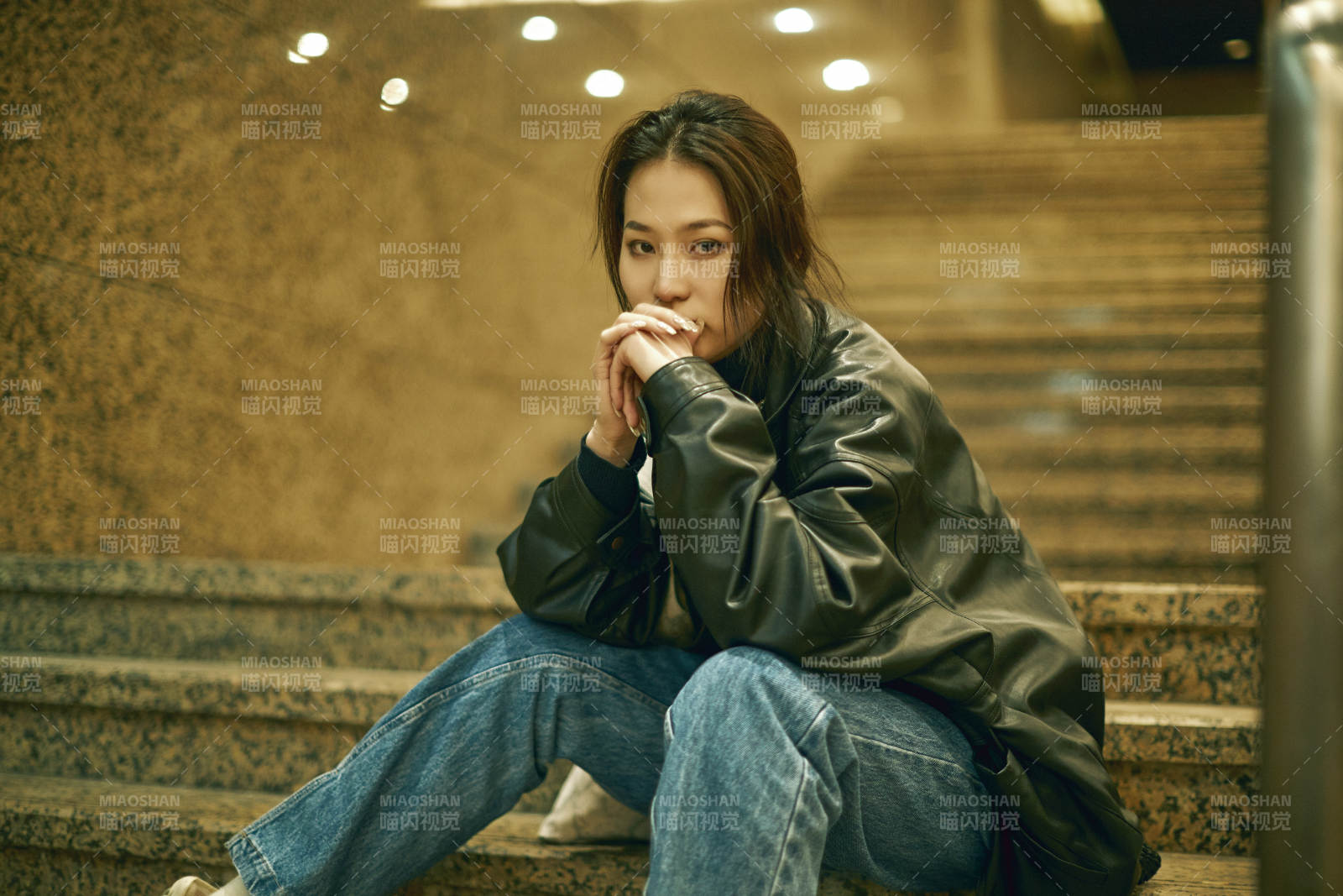 夜晚地下通道內停留的美麗少女