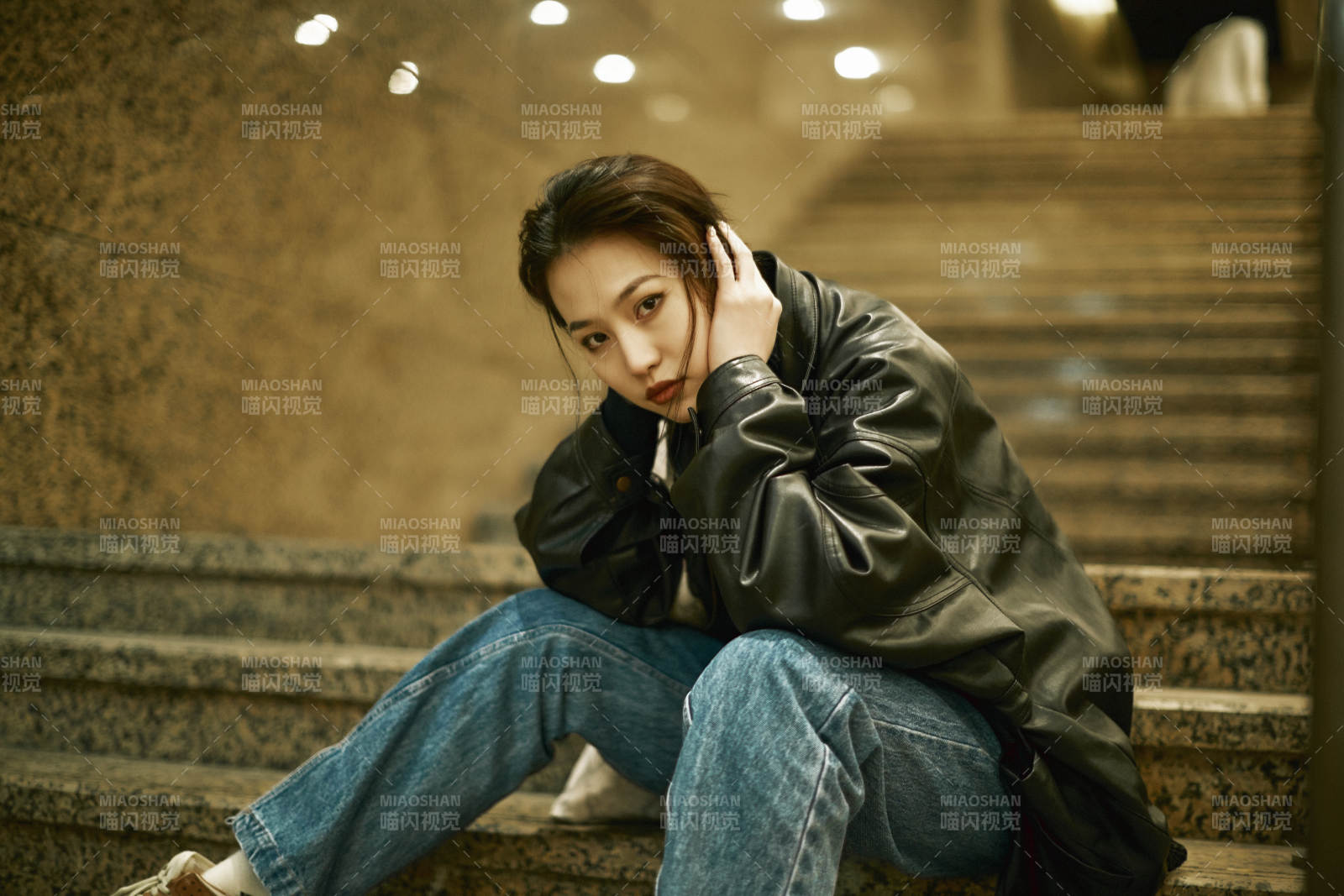 夜晚地下通道內停留的美麗少女