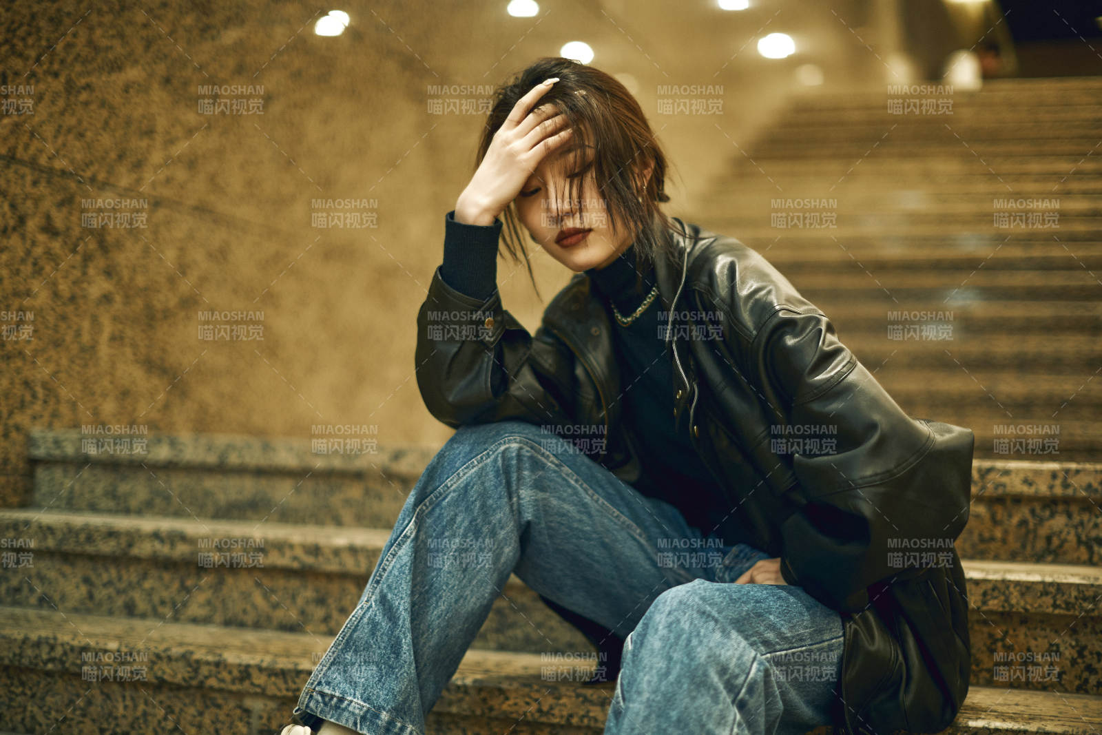 夜晚地下通道內停留的美麗少女