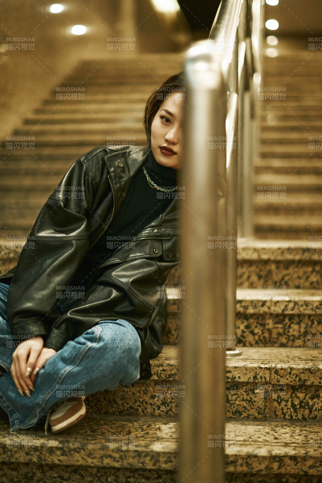 夜晚地下通道內(nèi)停留的美麗少女