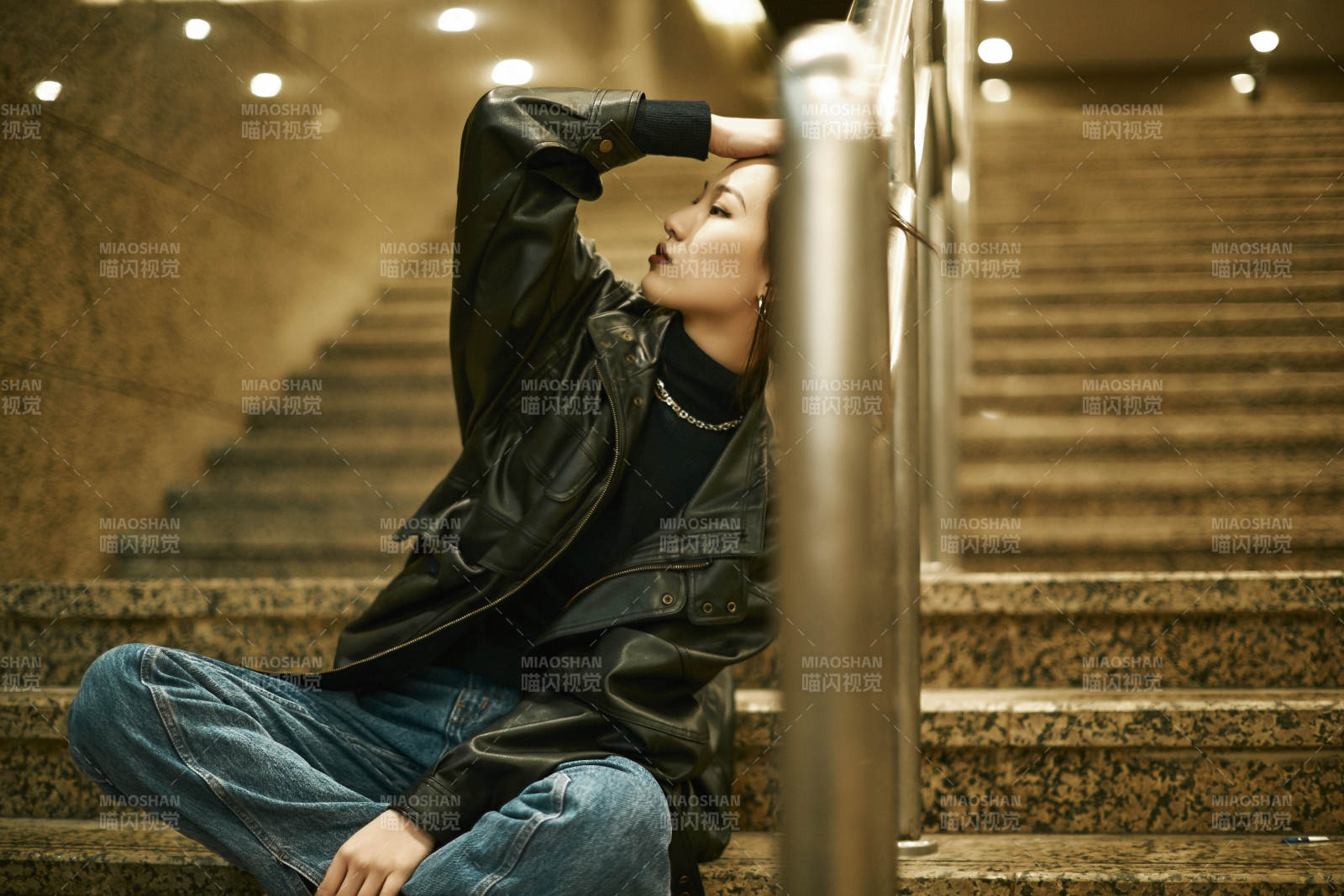 夜晚地下通道內停留的美麗少女