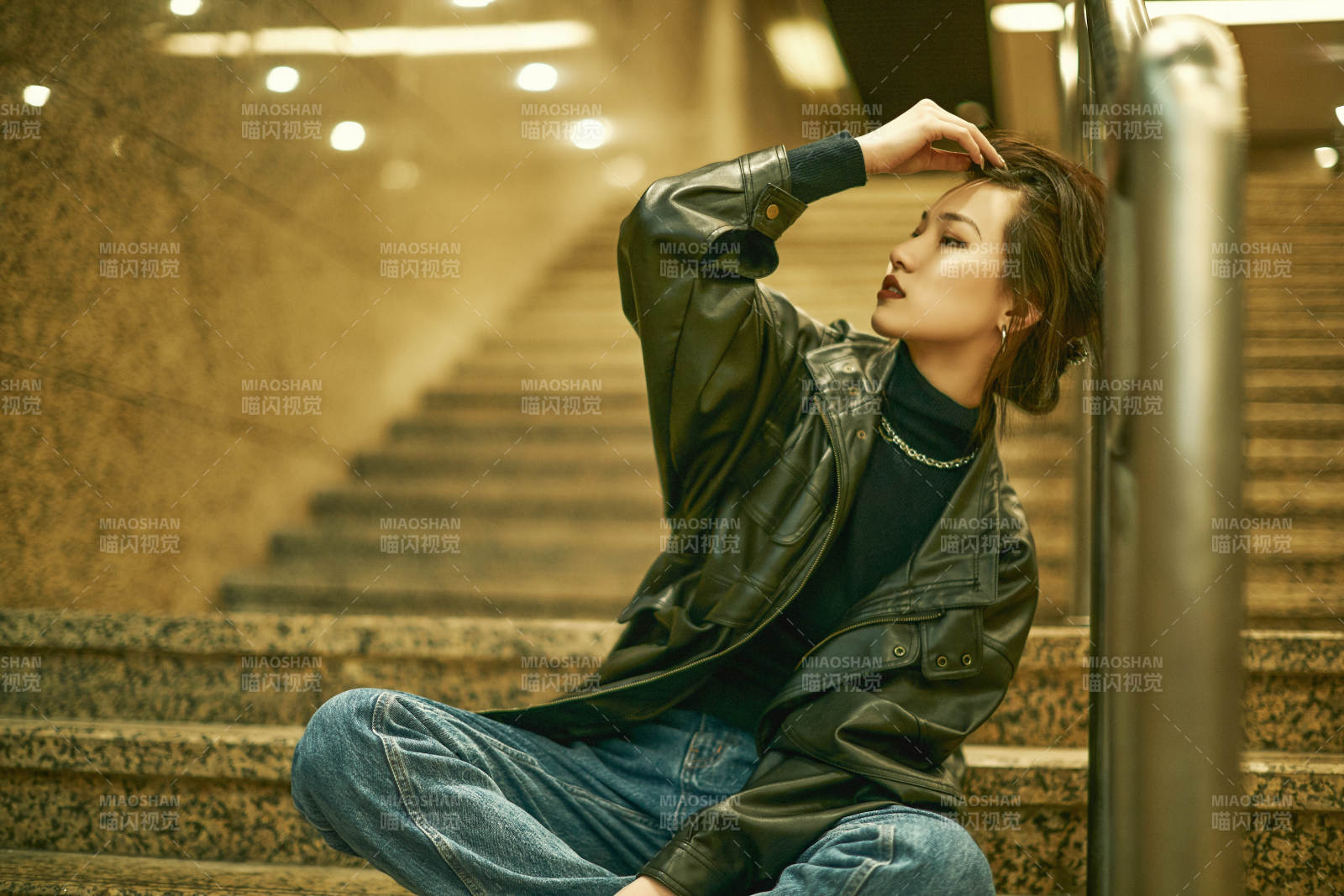 夜晚地下通道內停留的美麗少女