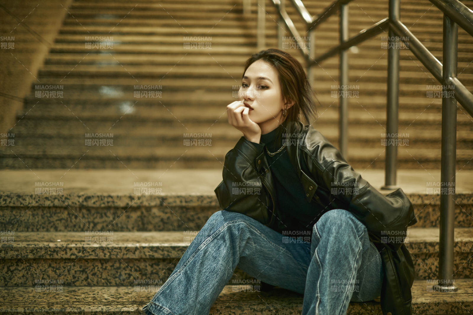 夜晚地下通道內(nèi)停留的美麗少女