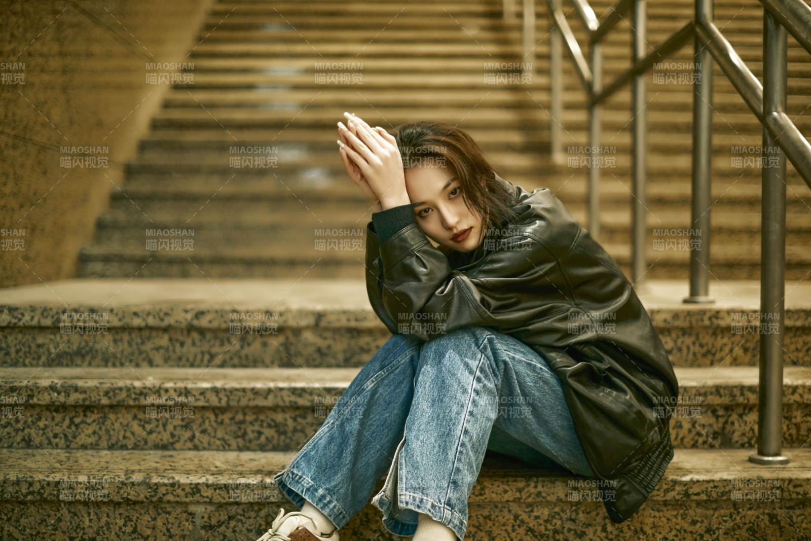 夜晚地下通道內(nèi)停留的美麗少女