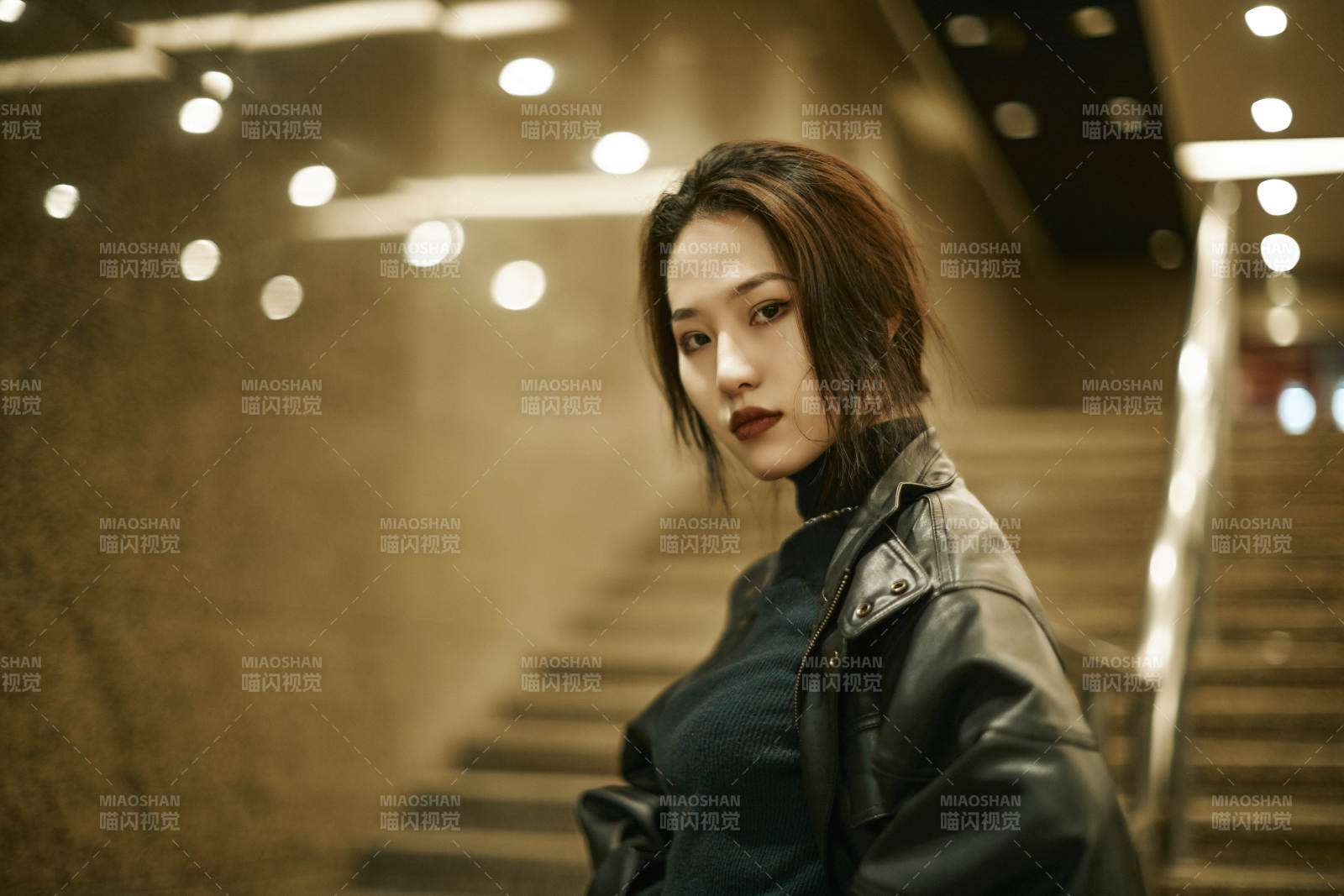 夜晚地下通道內停留的美麗少女