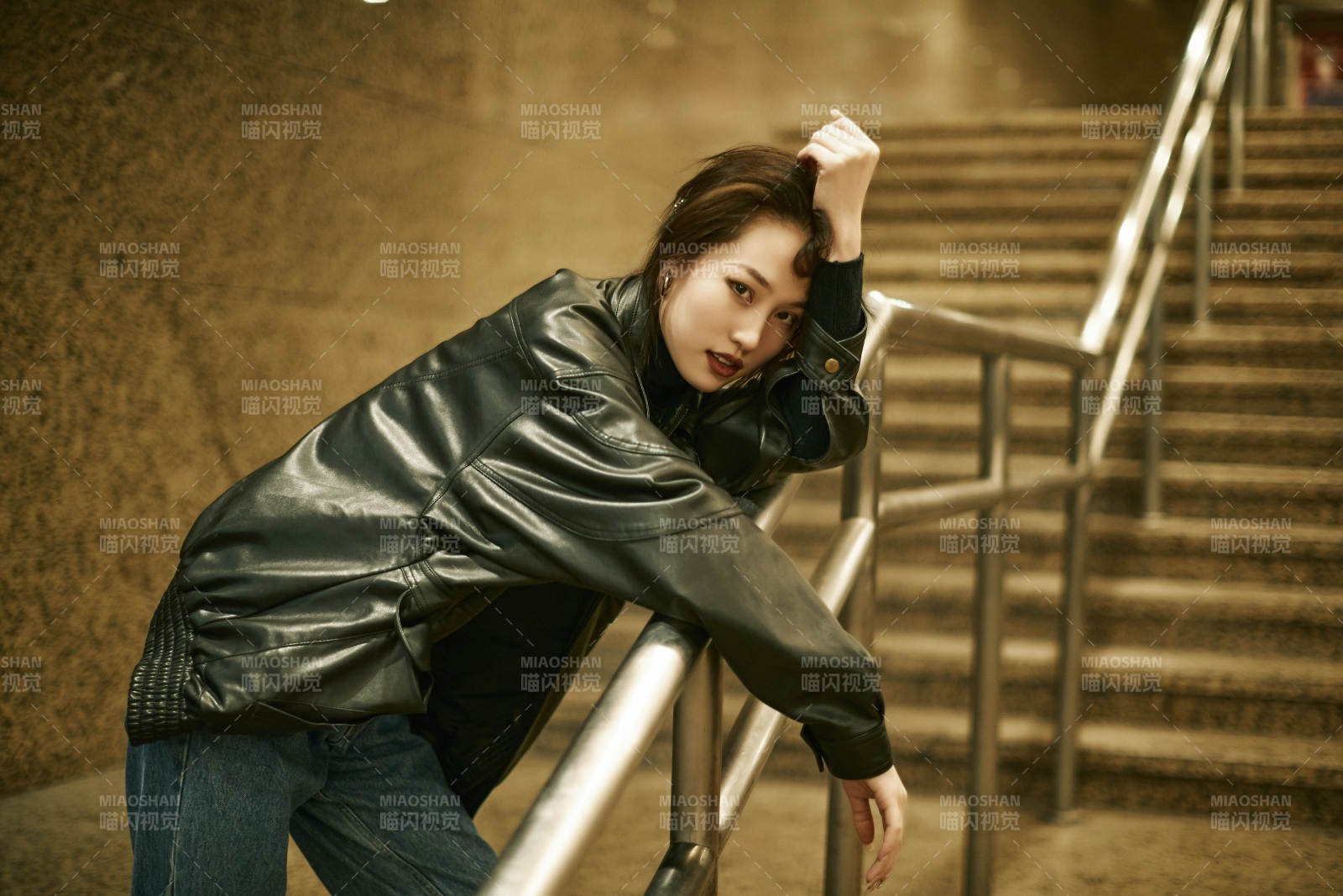 夜晚地下通道內停留的美麗少女