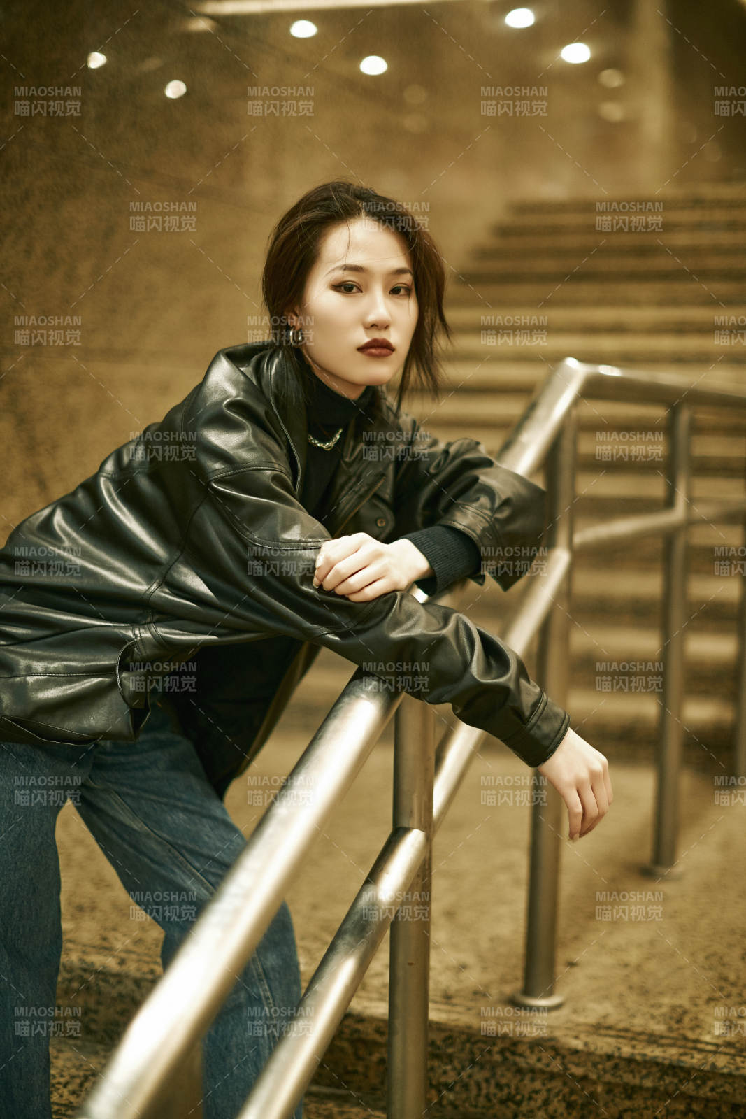 夜晚地下通道內停留的美麗少女