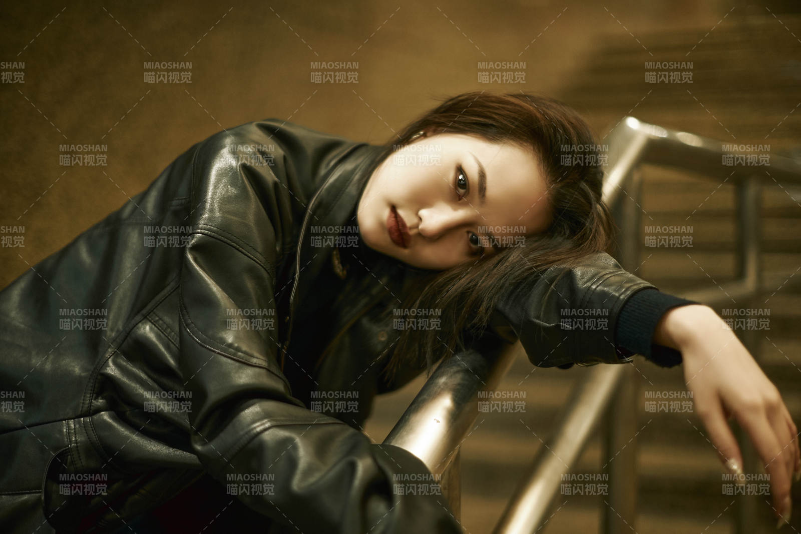 夜晚地下通道內停留的美麗少女