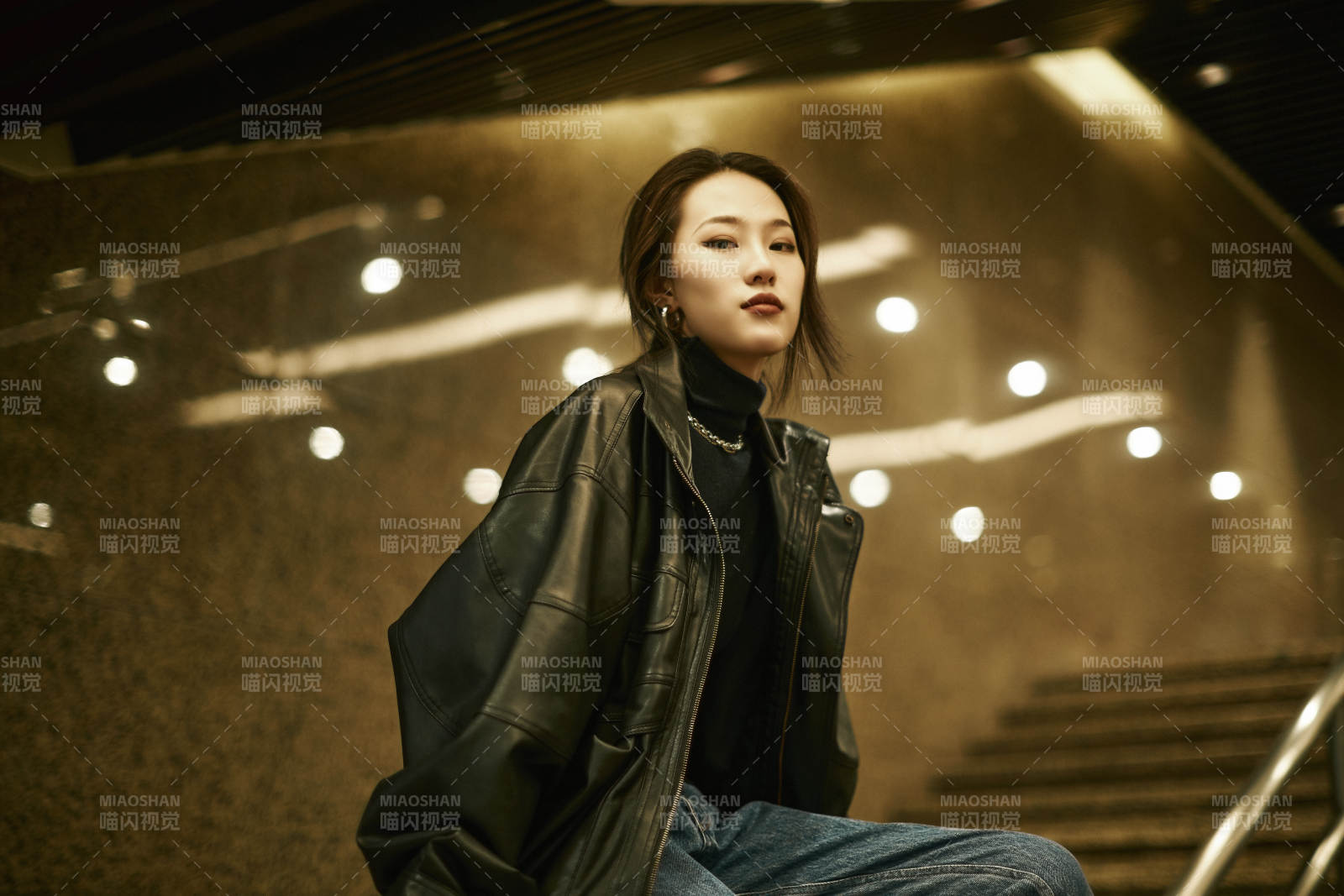 夜晚地下通道內停留的美麗少女