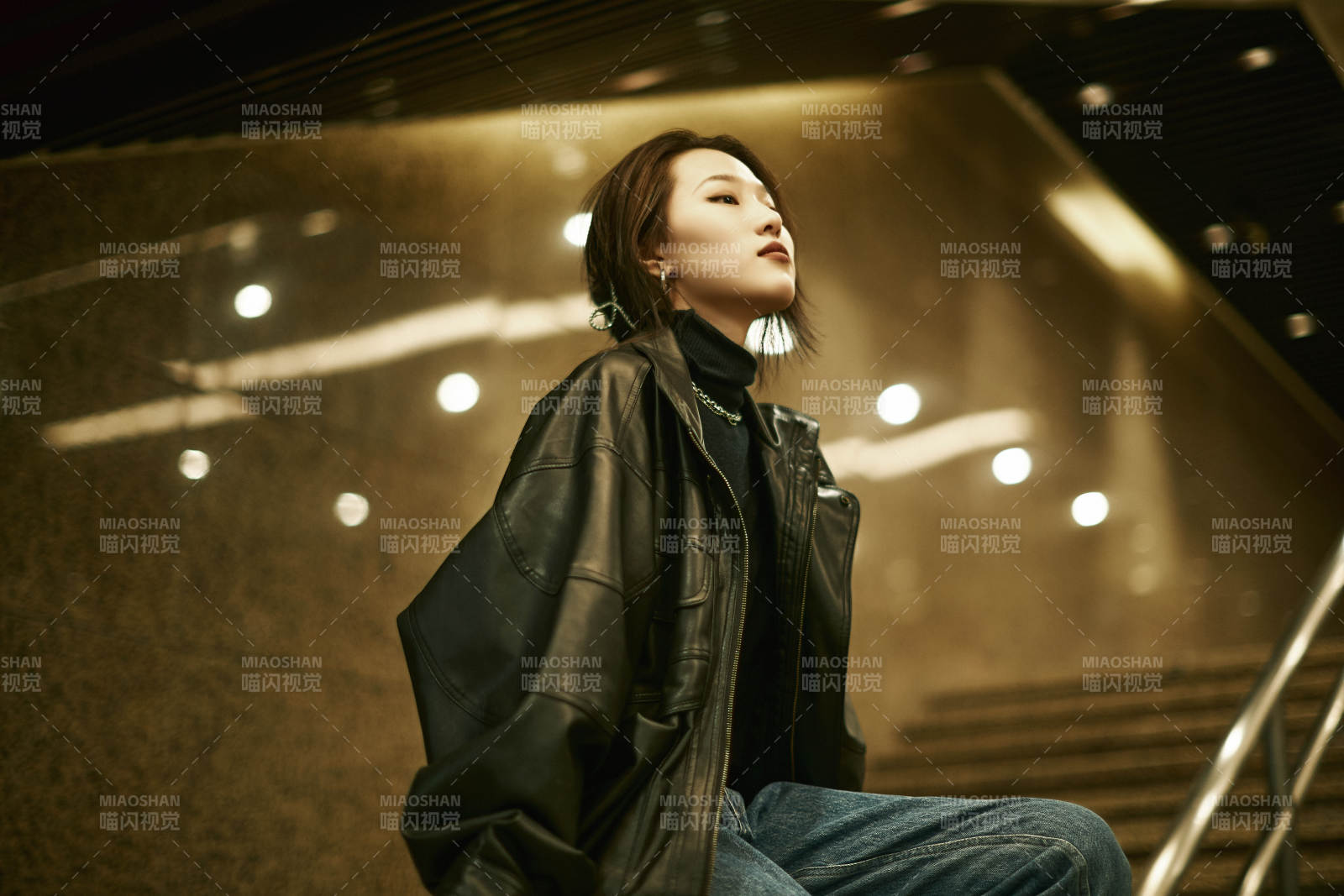 夜晚地下通道內(nèi)停留的美麗少女