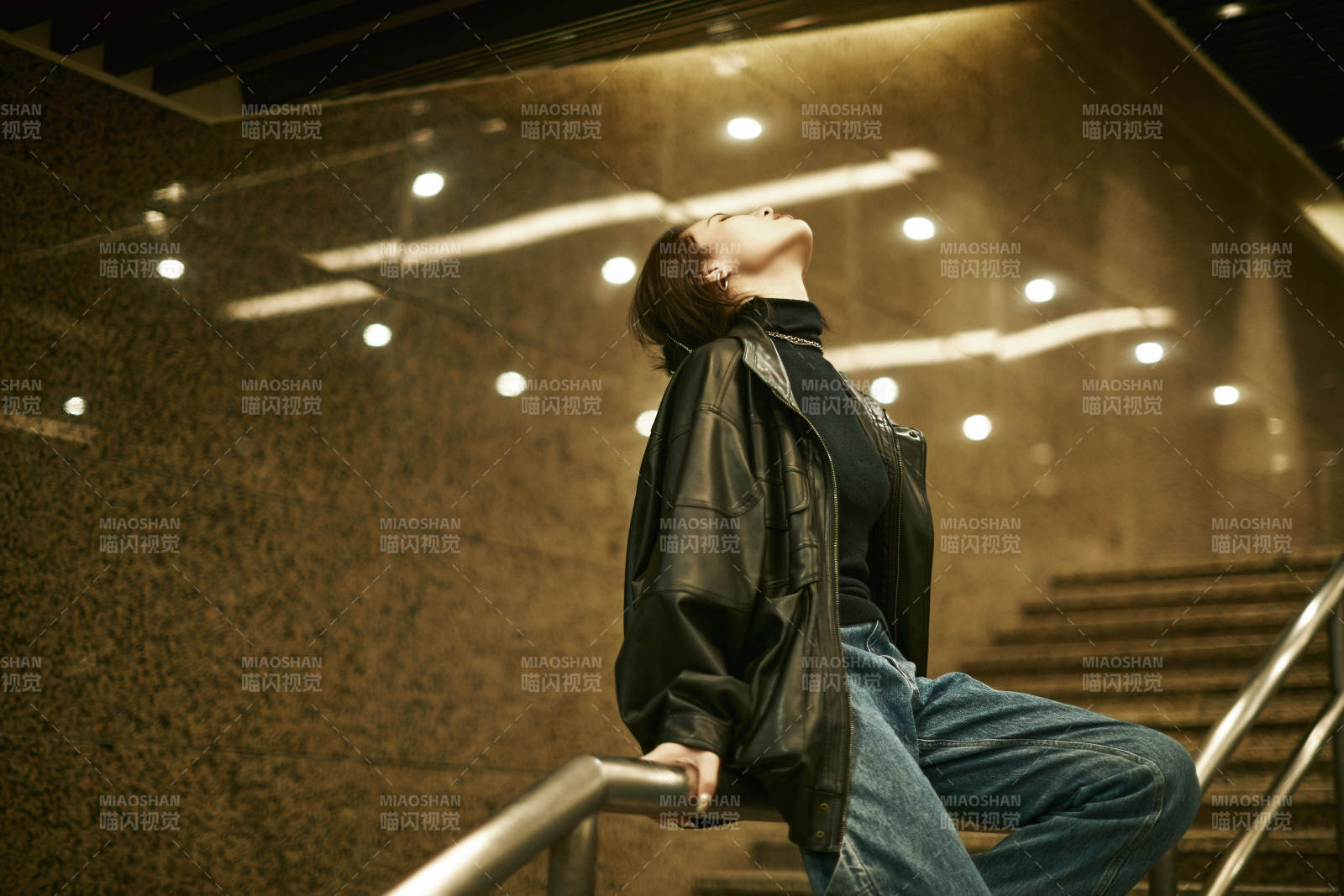夜晚地下通道內停留的美麗少女