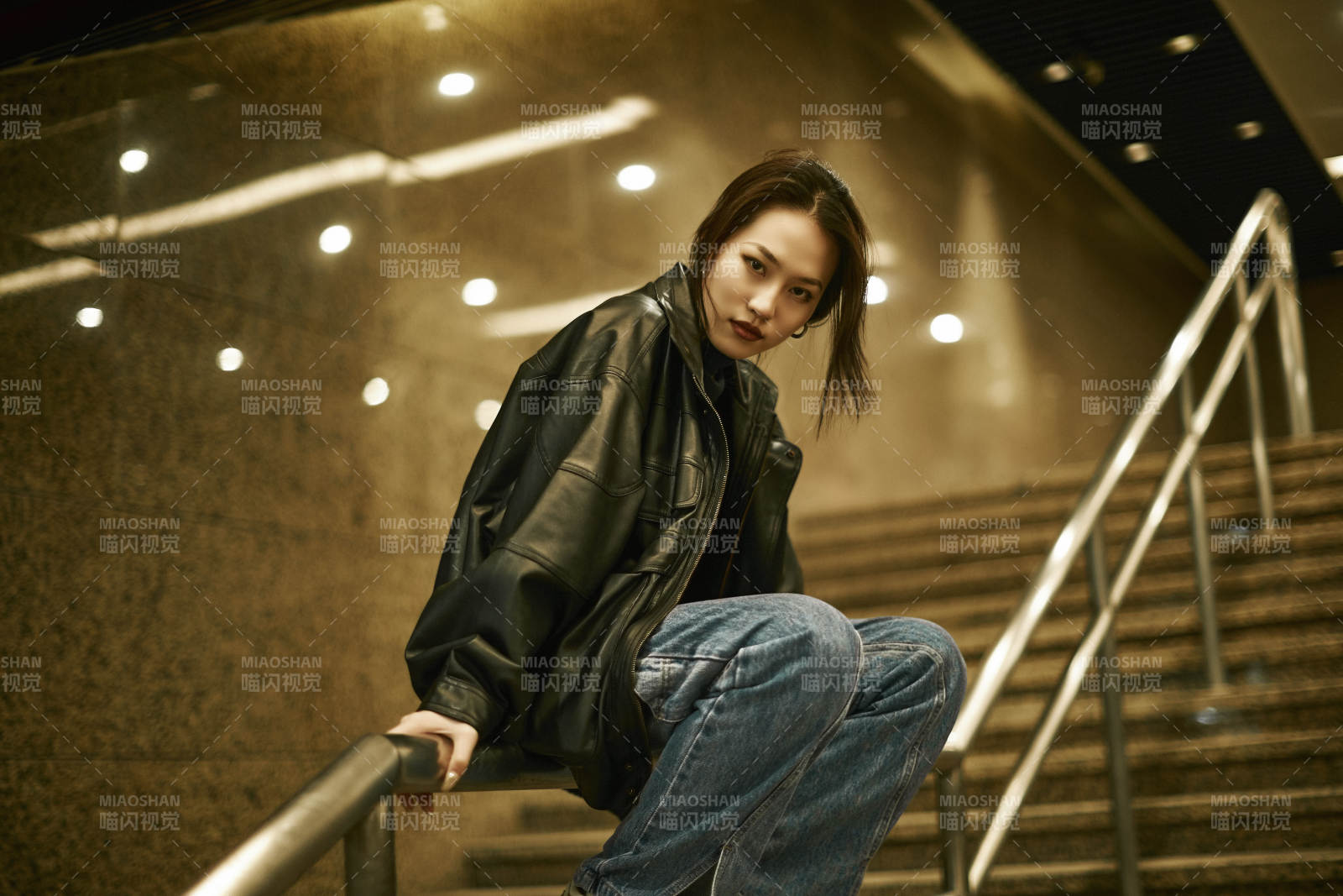 夜晚地下通道內停留的美麗少女