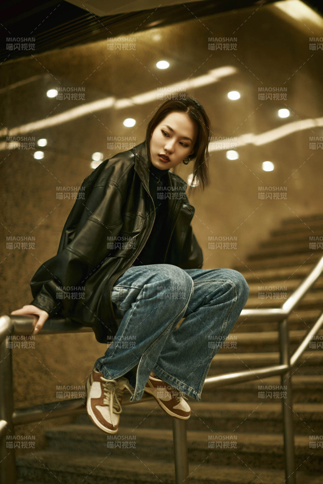 夜晚地下通道內停留的美麗少女