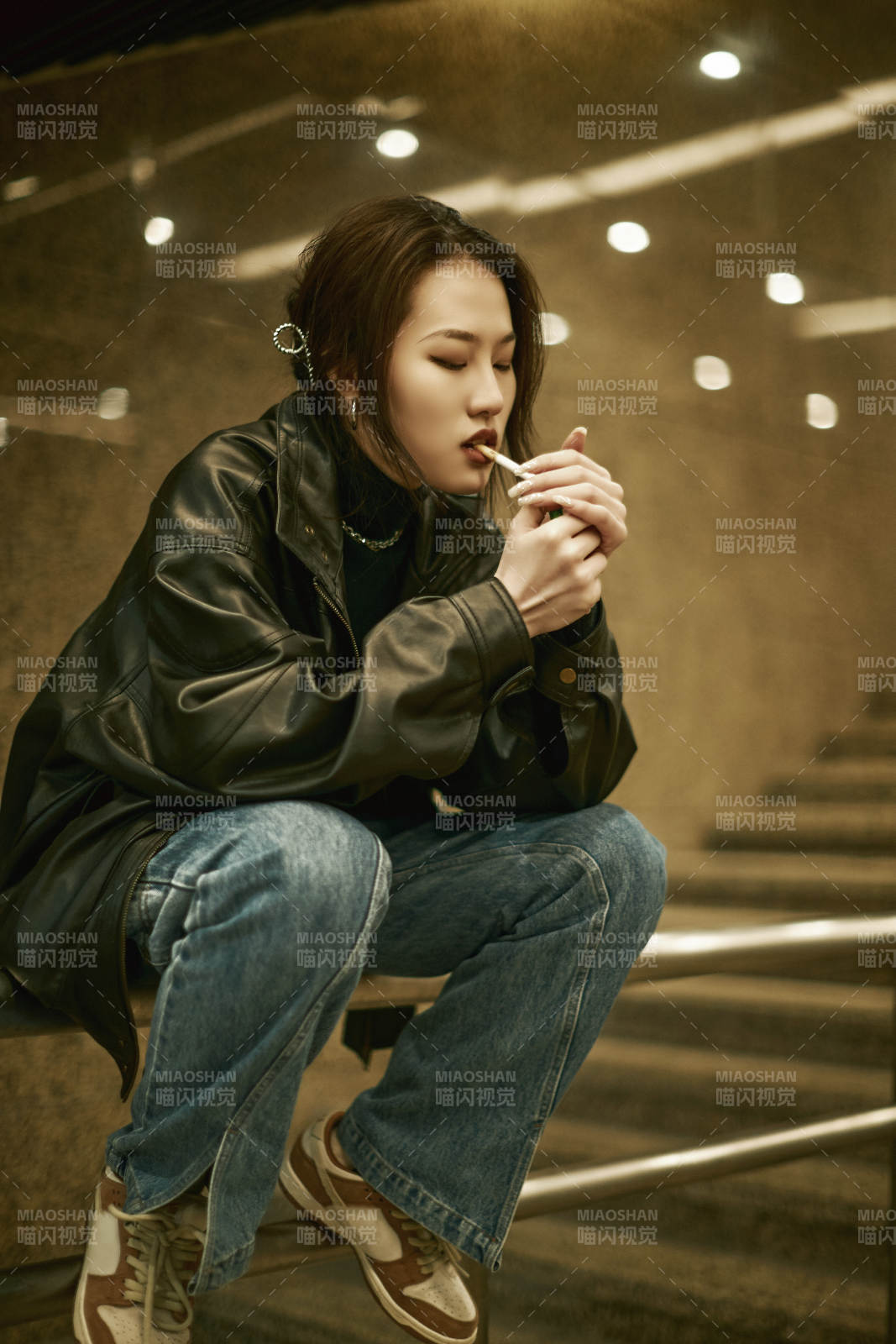 夜晚地下通道內停留的美麗少女