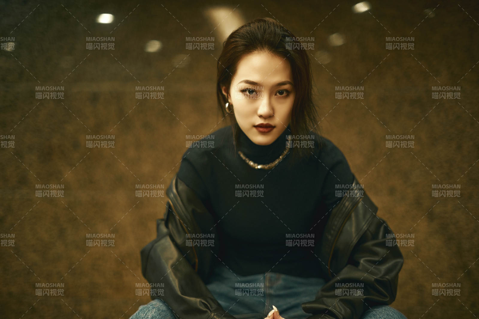 夜晚地下通道內停留的美麗少女