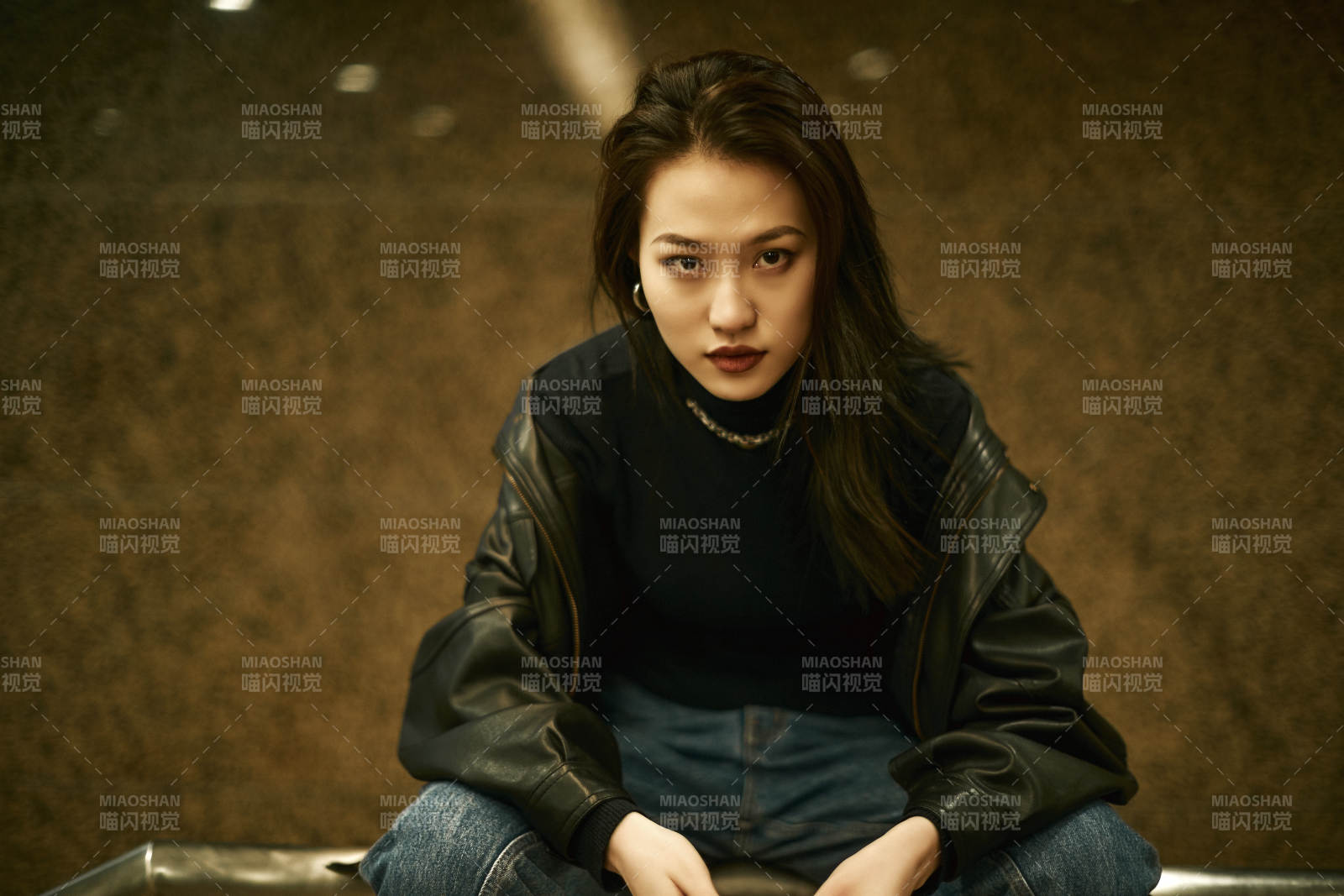 夜晚地下通道內停留的美麗少女