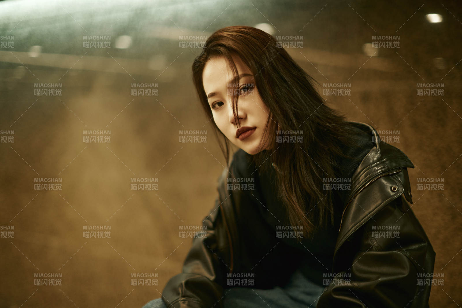 夜晚地下通道內停留的美麗少女