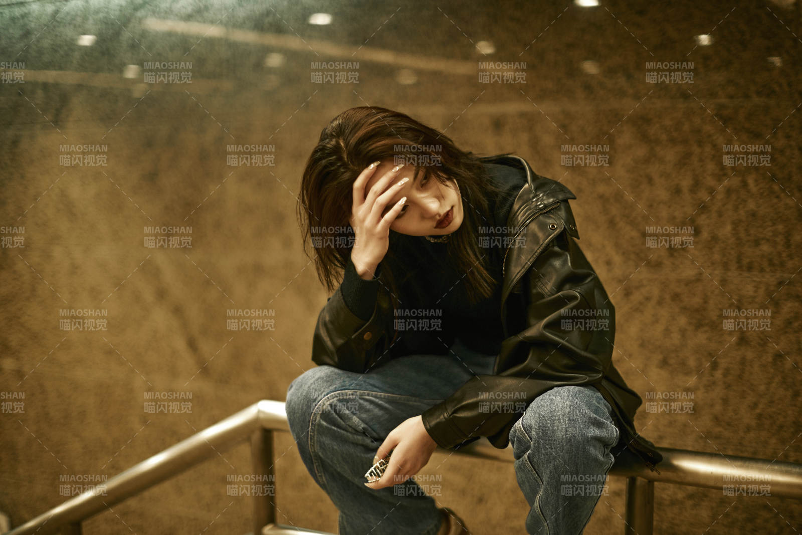 夜晚地下通道內停留的美麗少女