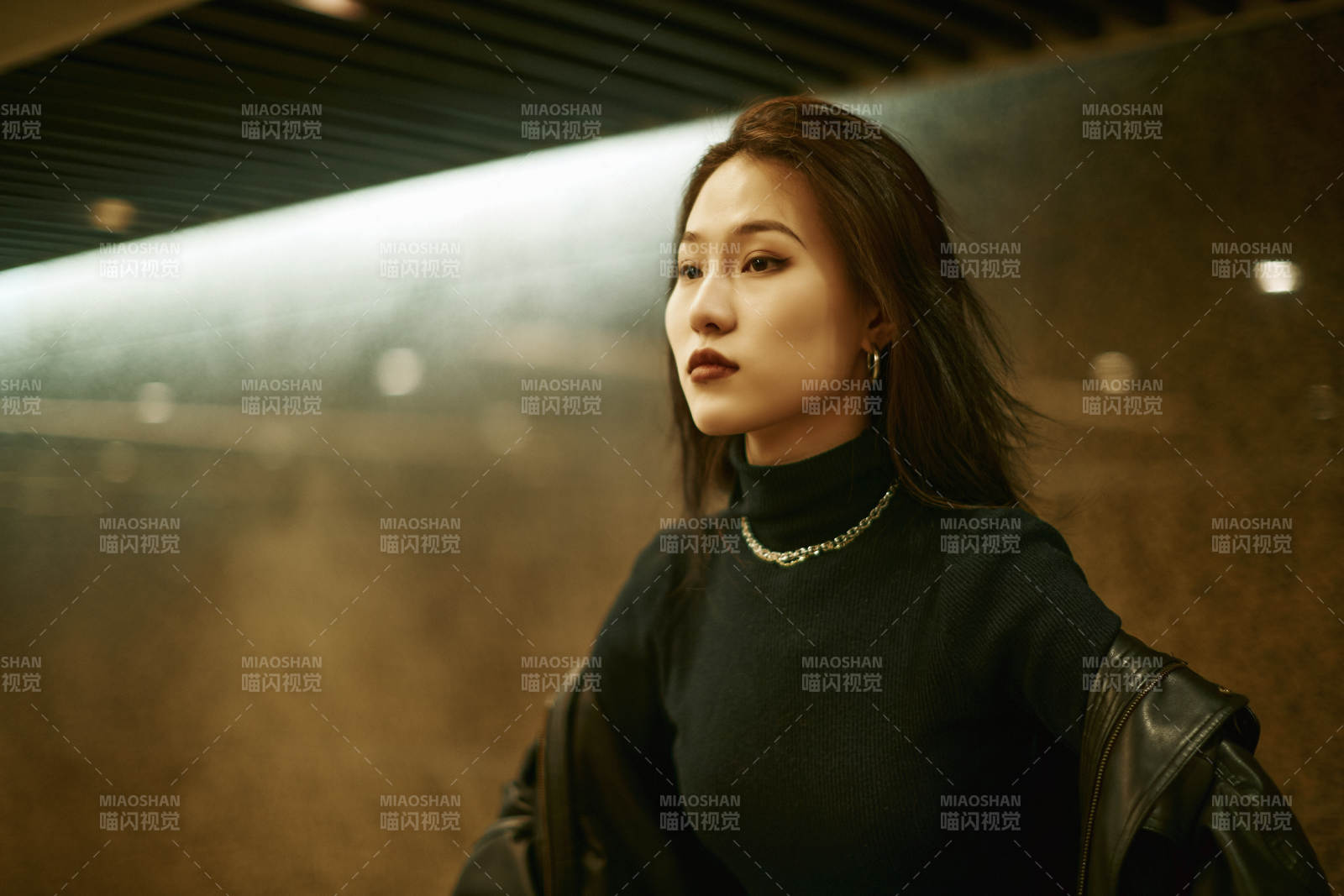 夜晚地下通道內停留的美麗少女