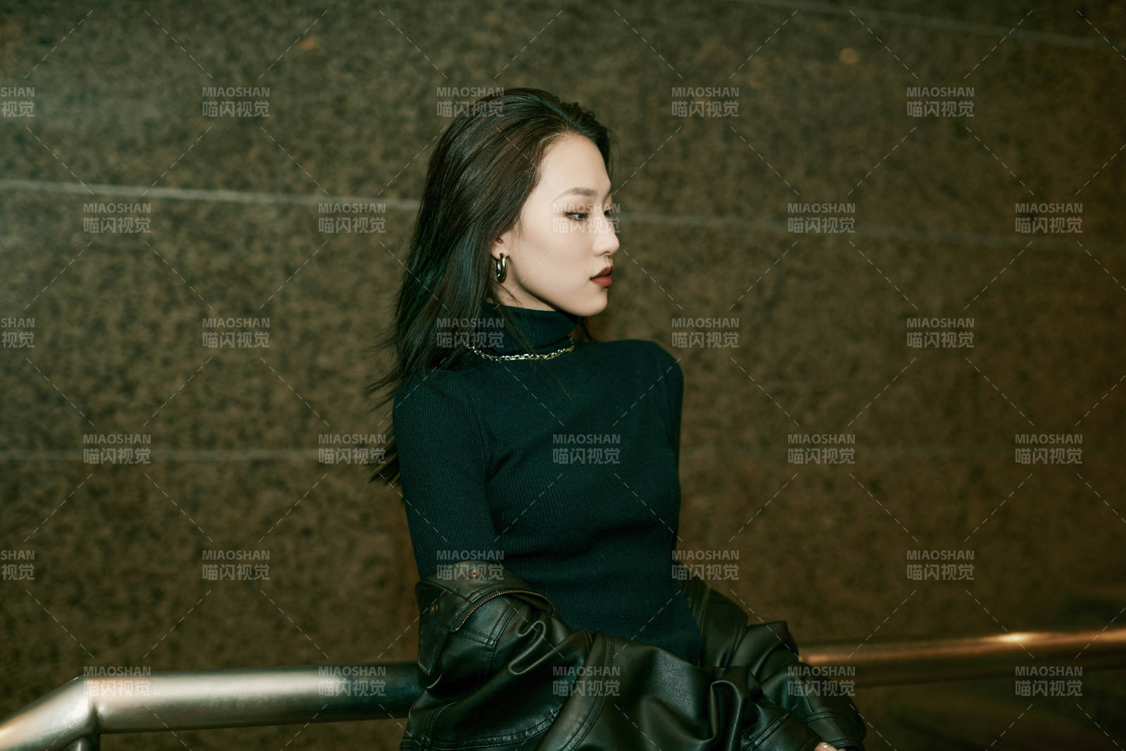 夜晚地下通道內停留的美麗少女