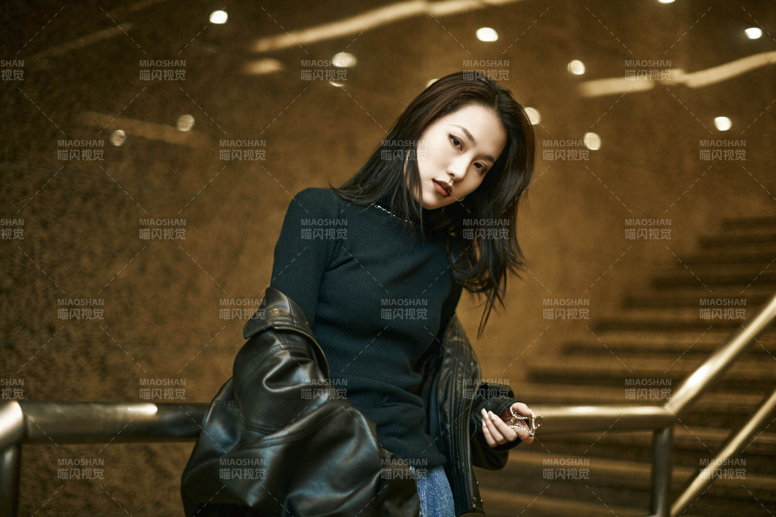 夜晚地下通道內停留的美麗少女