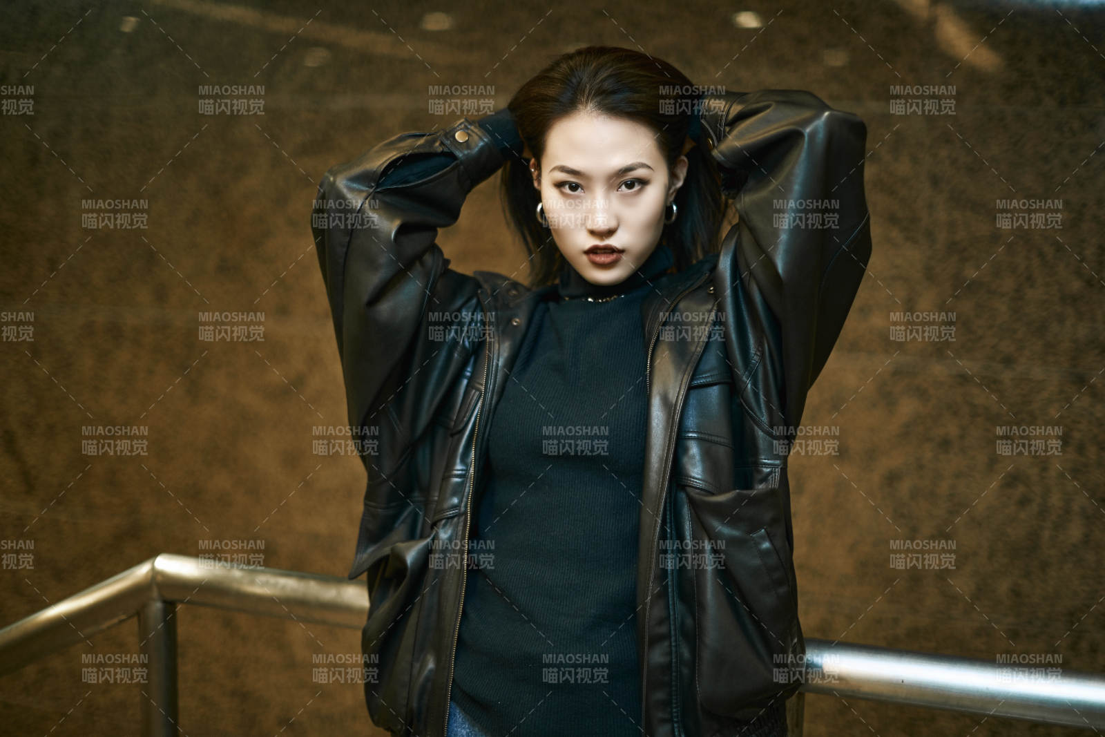 夜晚地下通道內停留的美麗少女