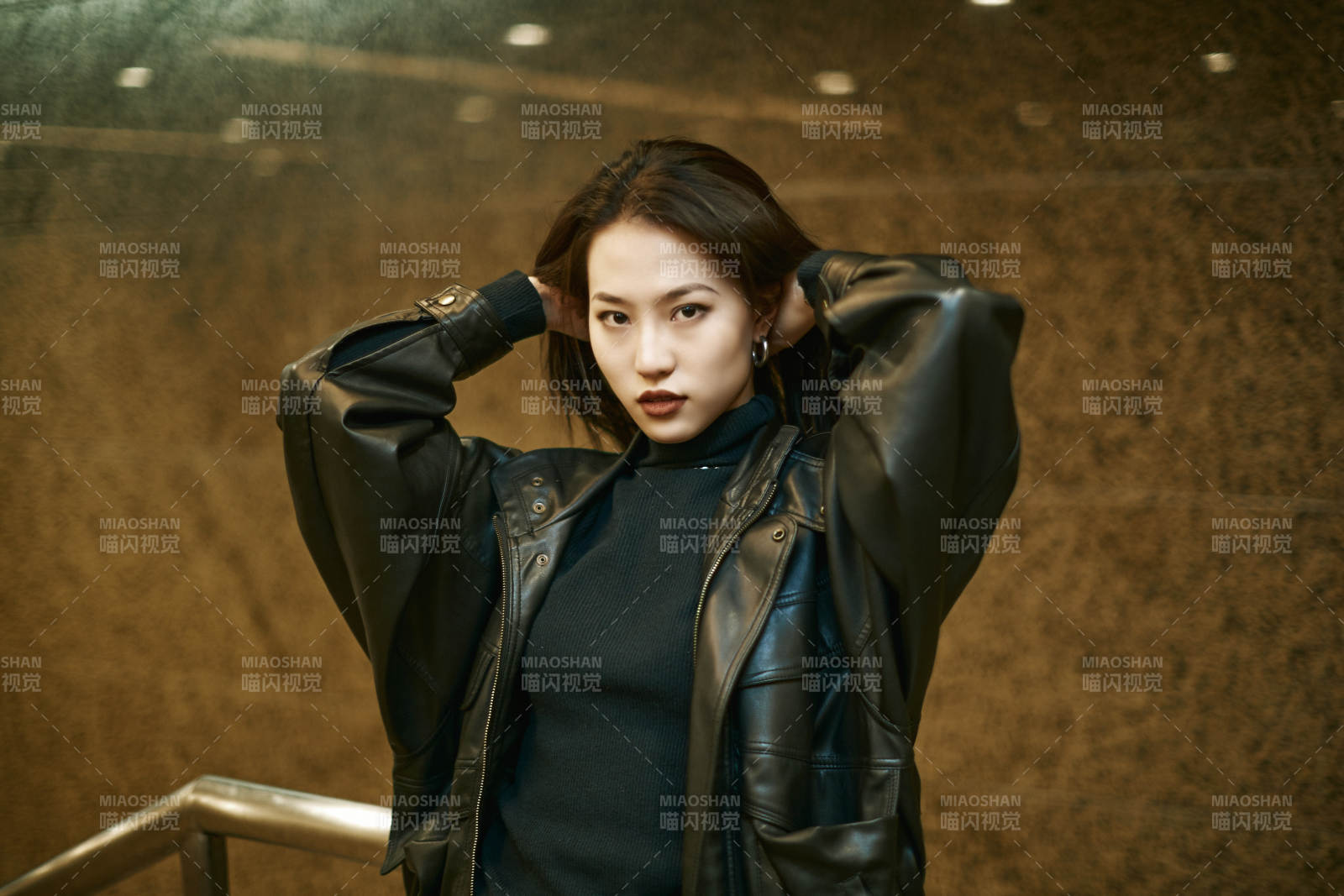 夜晚地下通道內(nèi)停留的美麗少女