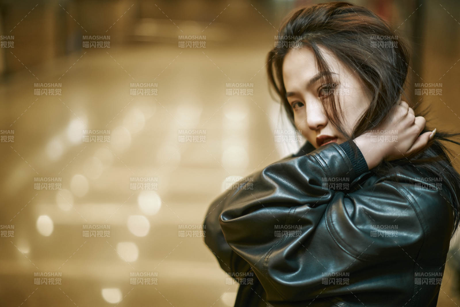 夜晚地下通道內停留的美麗少女