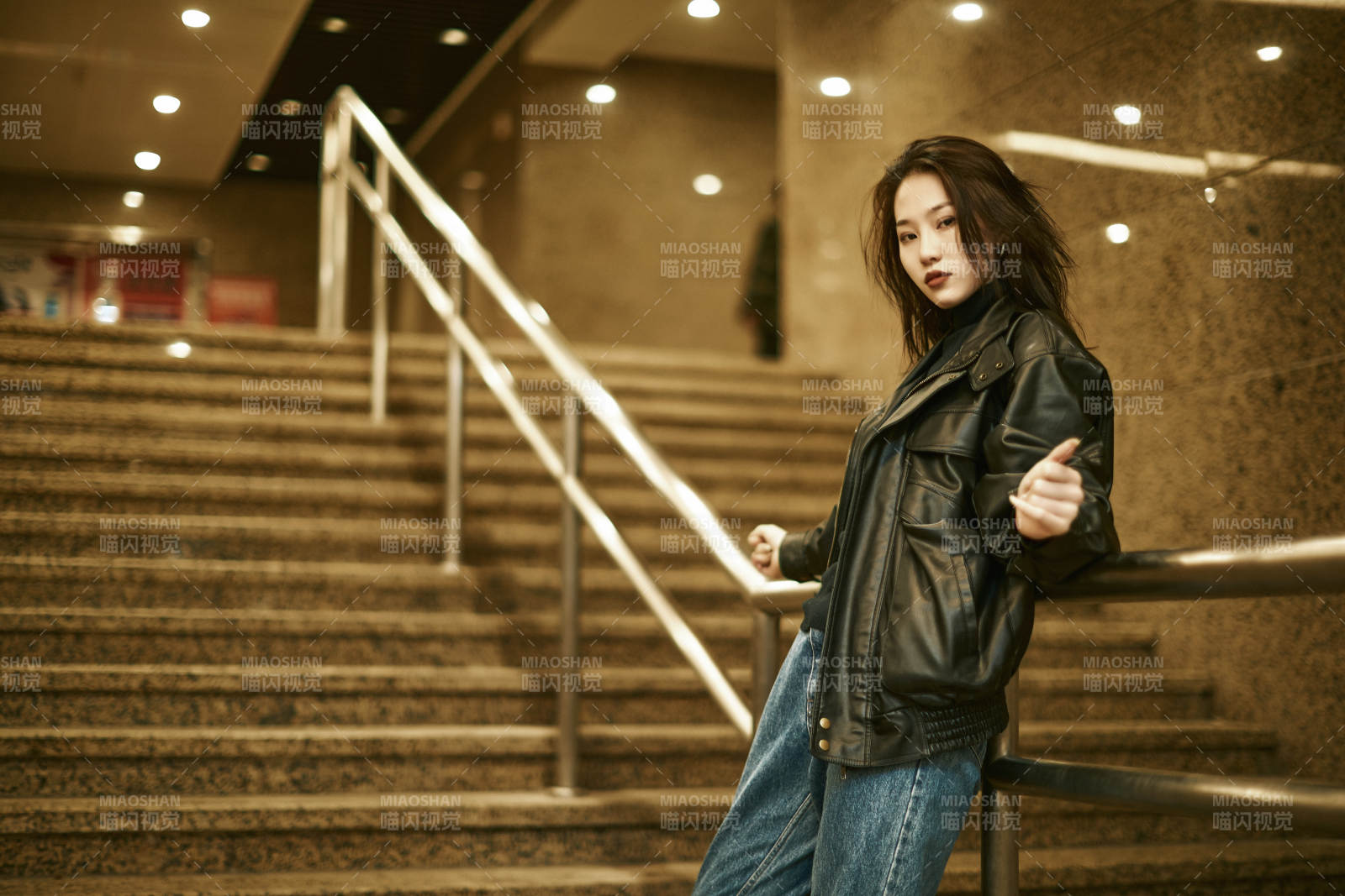 夜晚地下通道內(nèi)停留的美麗少女