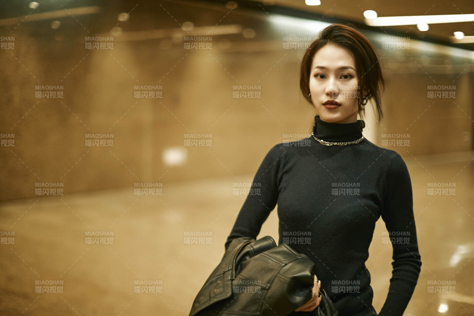 夜晚地下通道內(nèi)停留的美麗少女