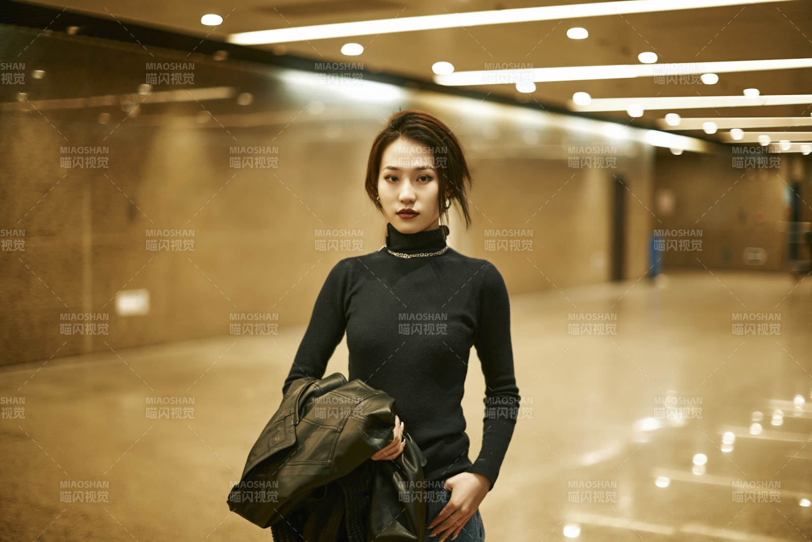 夜晚地下通道內停留的美麗少女