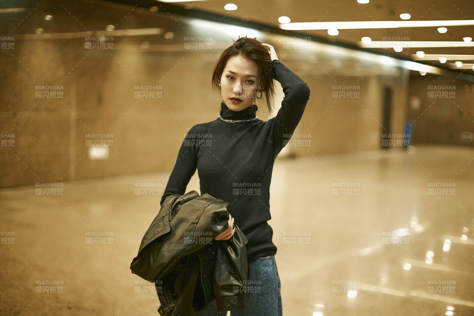 夜晚地下通道內停留的美麗少女