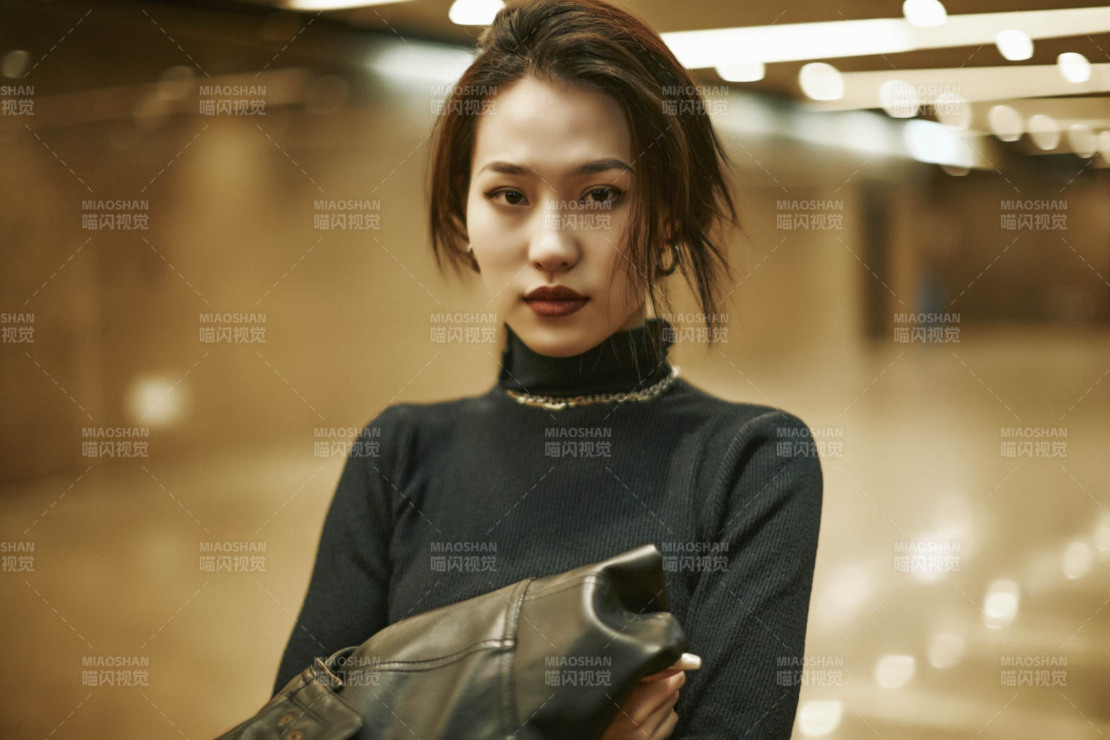 夜晚地下通道內停留的美麗少女