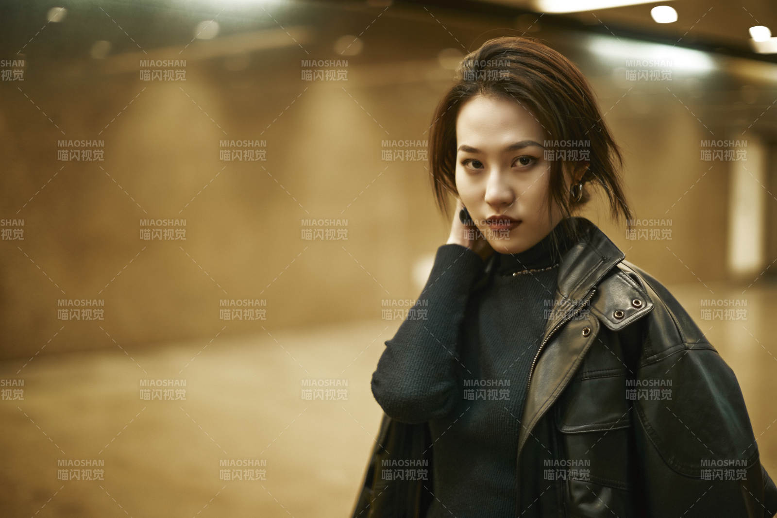 夜晚地下通道內停留的美麗少女