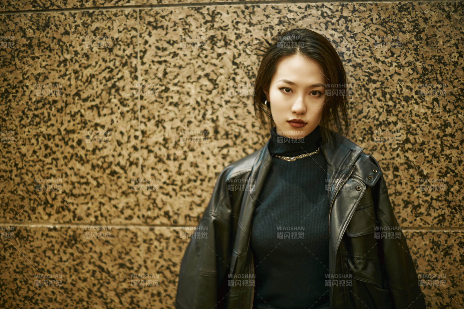 夜晚地下通道內(nèi)停留的美麗少女