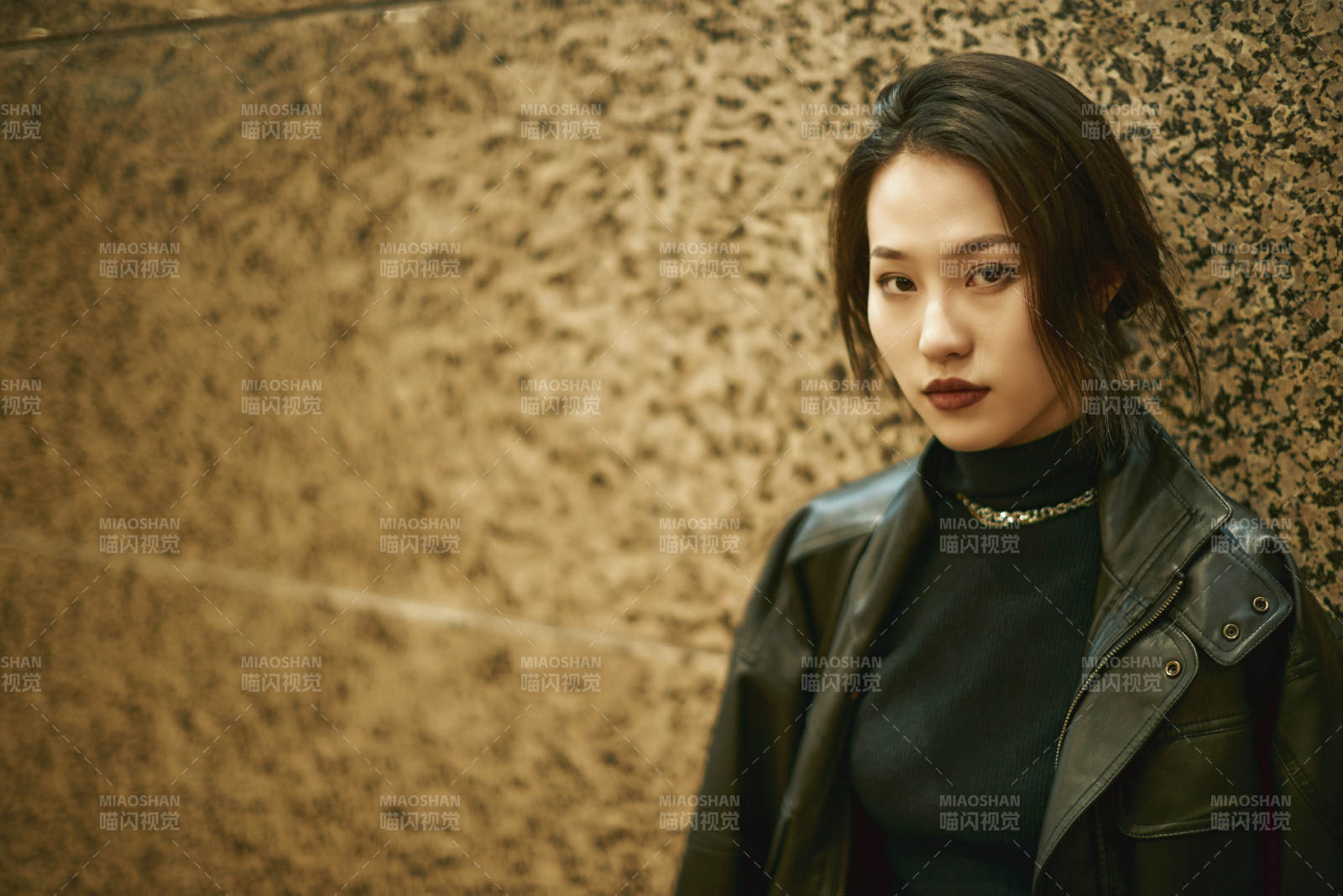 夜晚地下通道內停留的美麗少女