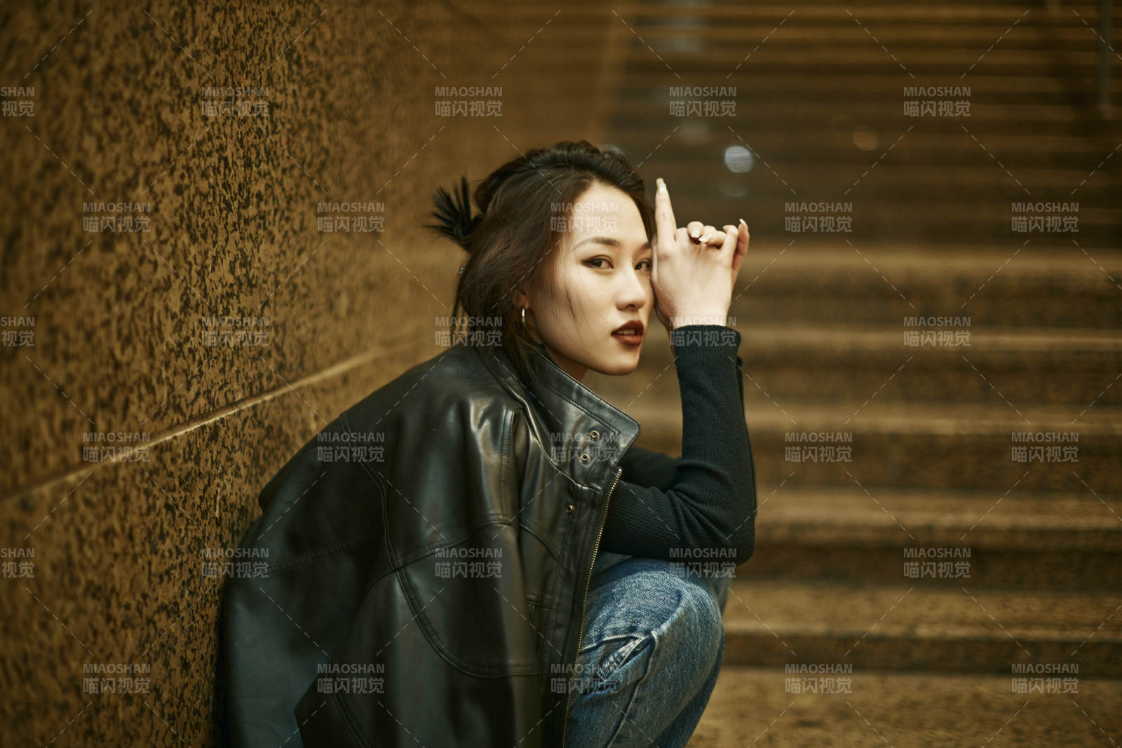 夜晚地下通道內停留的美麗少女