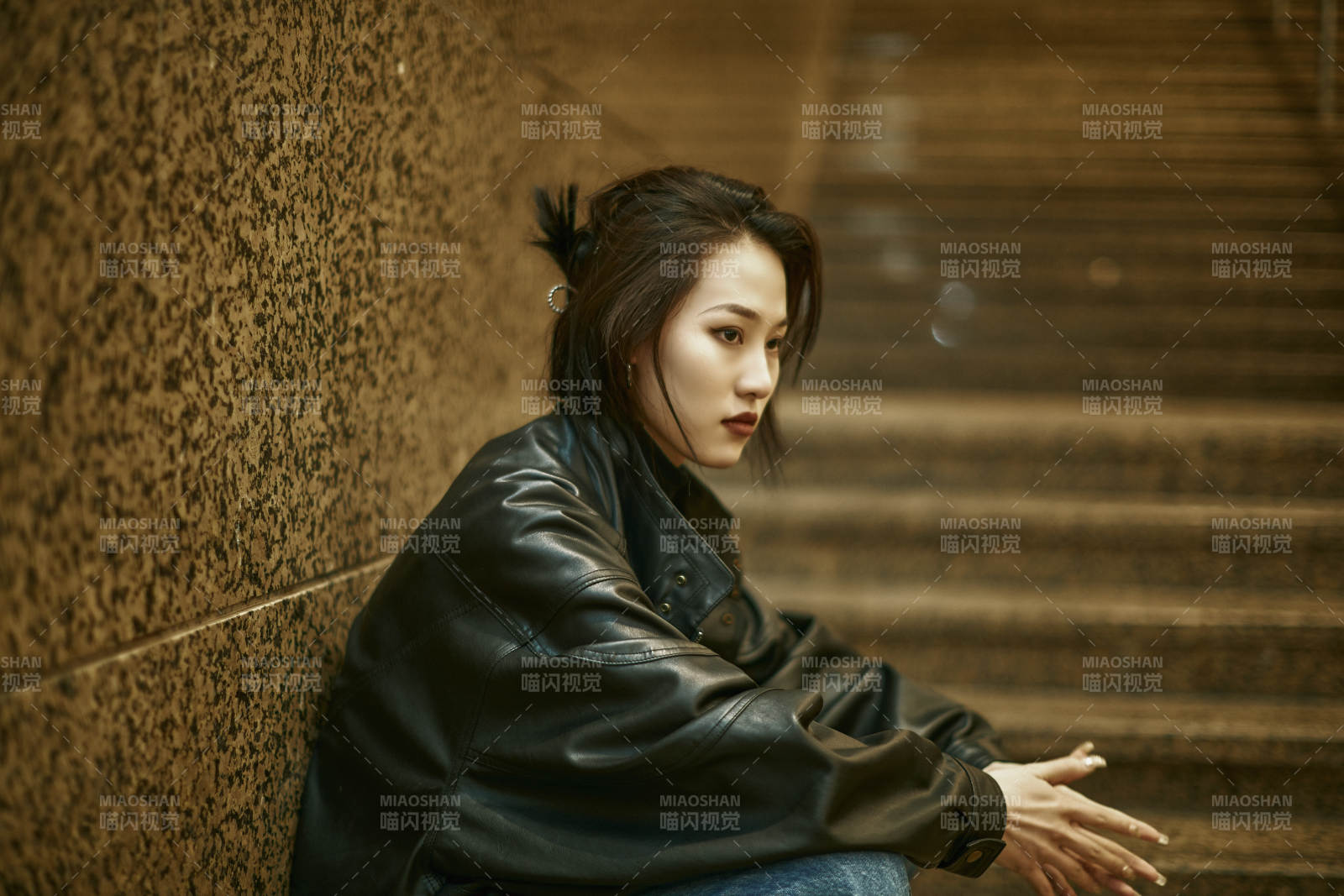 夜晚地下通道內(nèi)停留的美麗少女