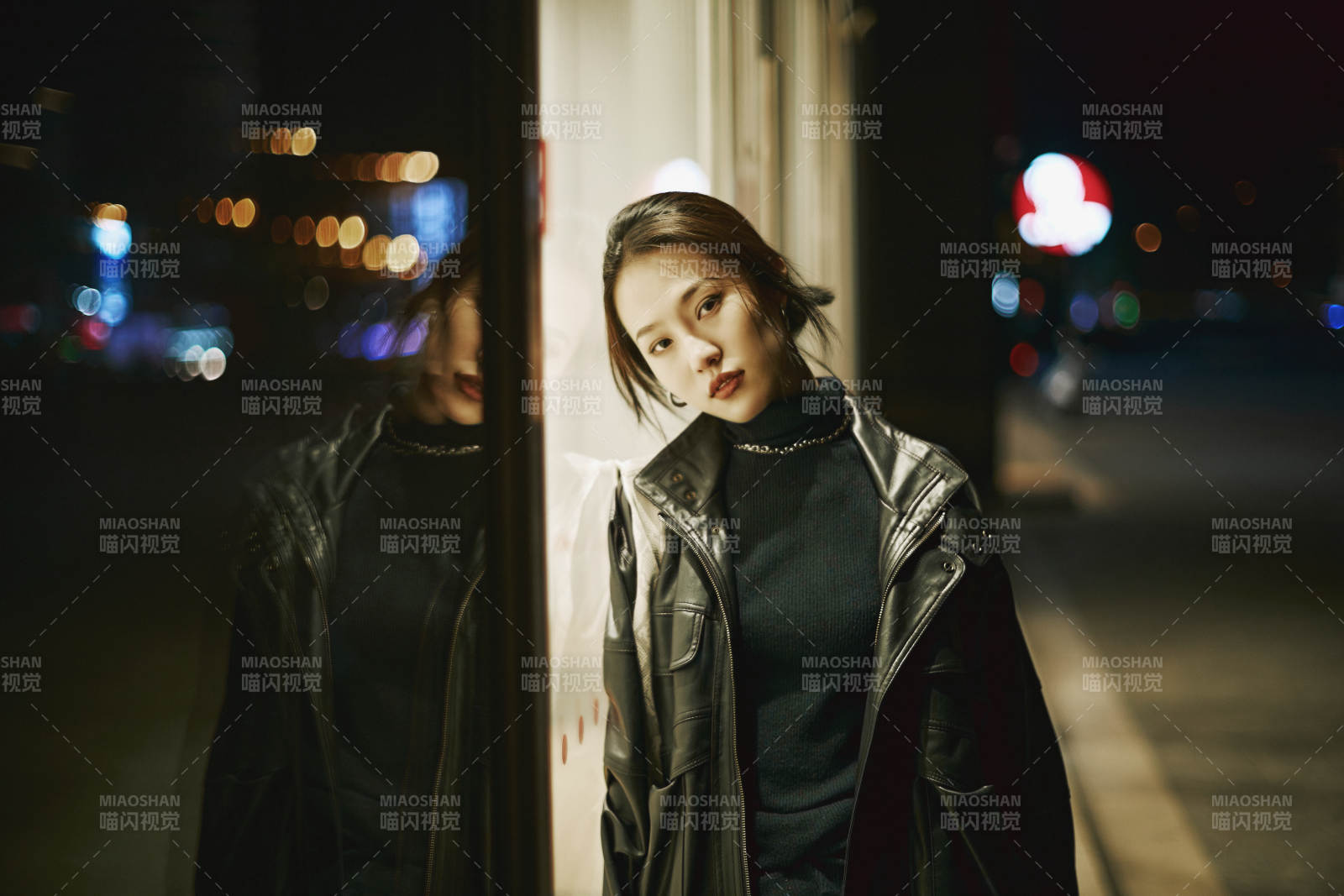 夜晚站立在櫥窗外的亞洲少女