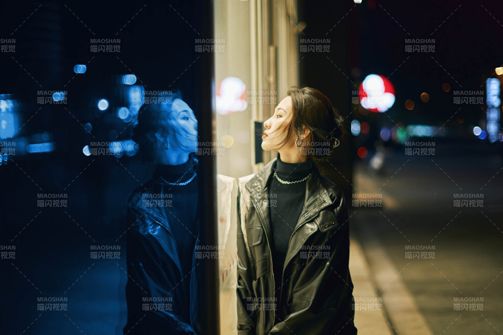 夜晚站立在櫥窗外的亞洲少女