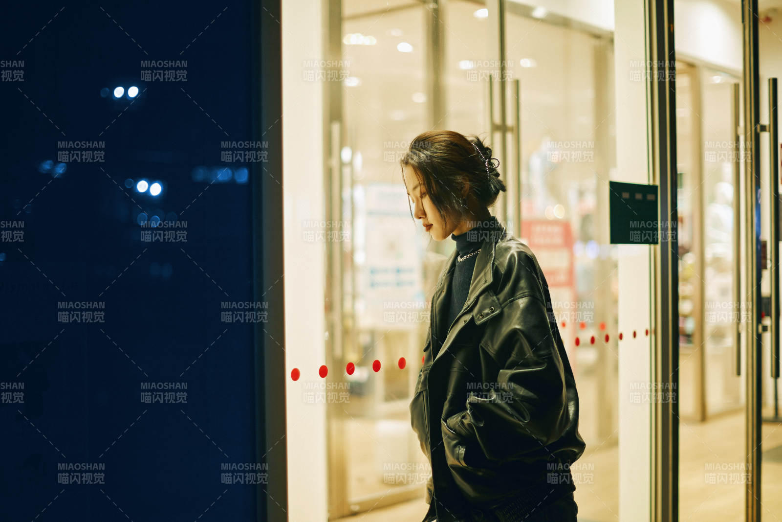夜晚站立在櫥窗外的亞洲少女