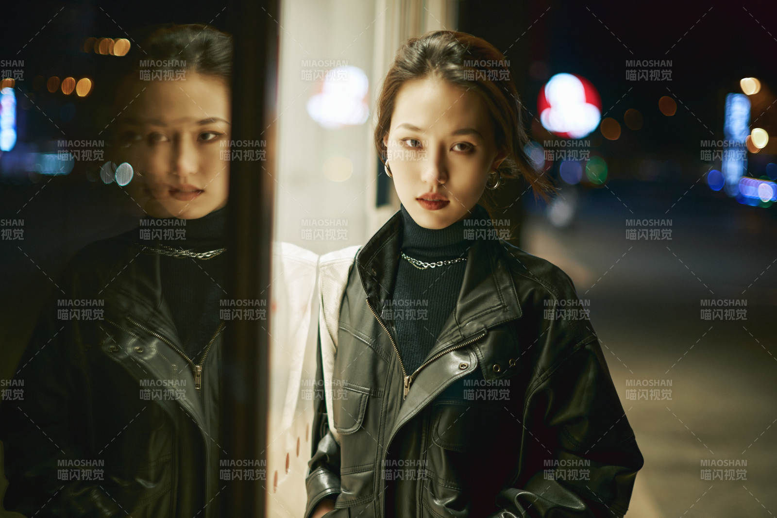 夜晚站立在櫥窗外的亞洲少女