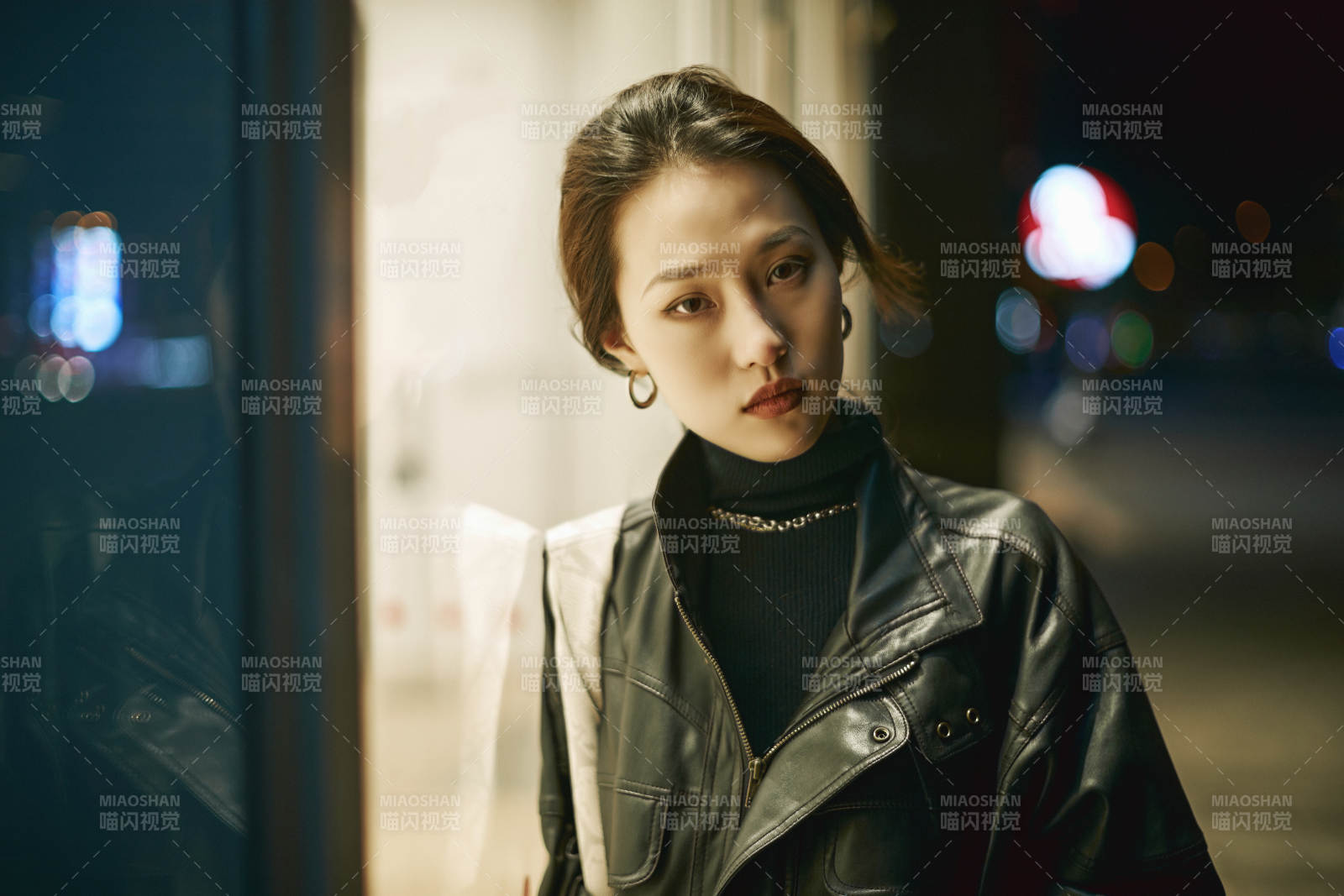 夜晚站立在櫥窗外的亞洲少女