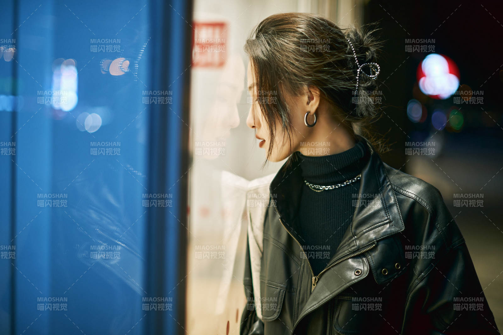 夜晚站立在櫥窗外的亞洲少女