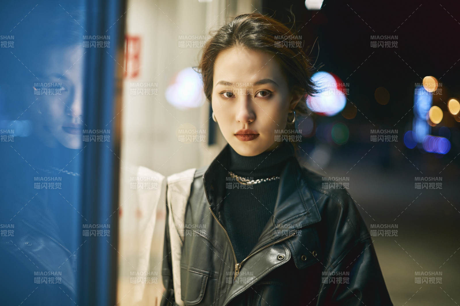 夜晚站立在櫥窗外的亞洲少女