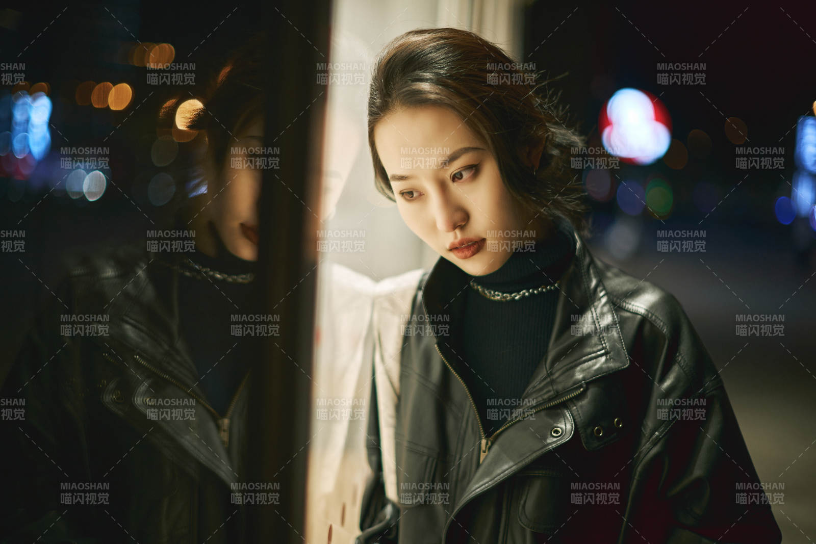 夜晚站立在櫥窗外的亞洲少女