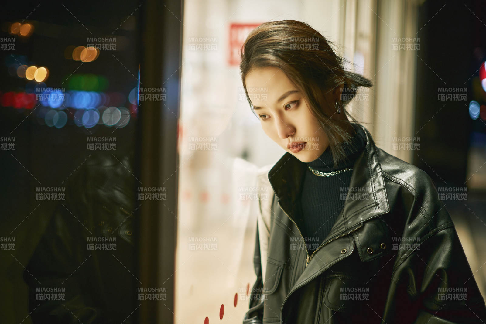 夜晚站立在櫥窗外的亞洲少女